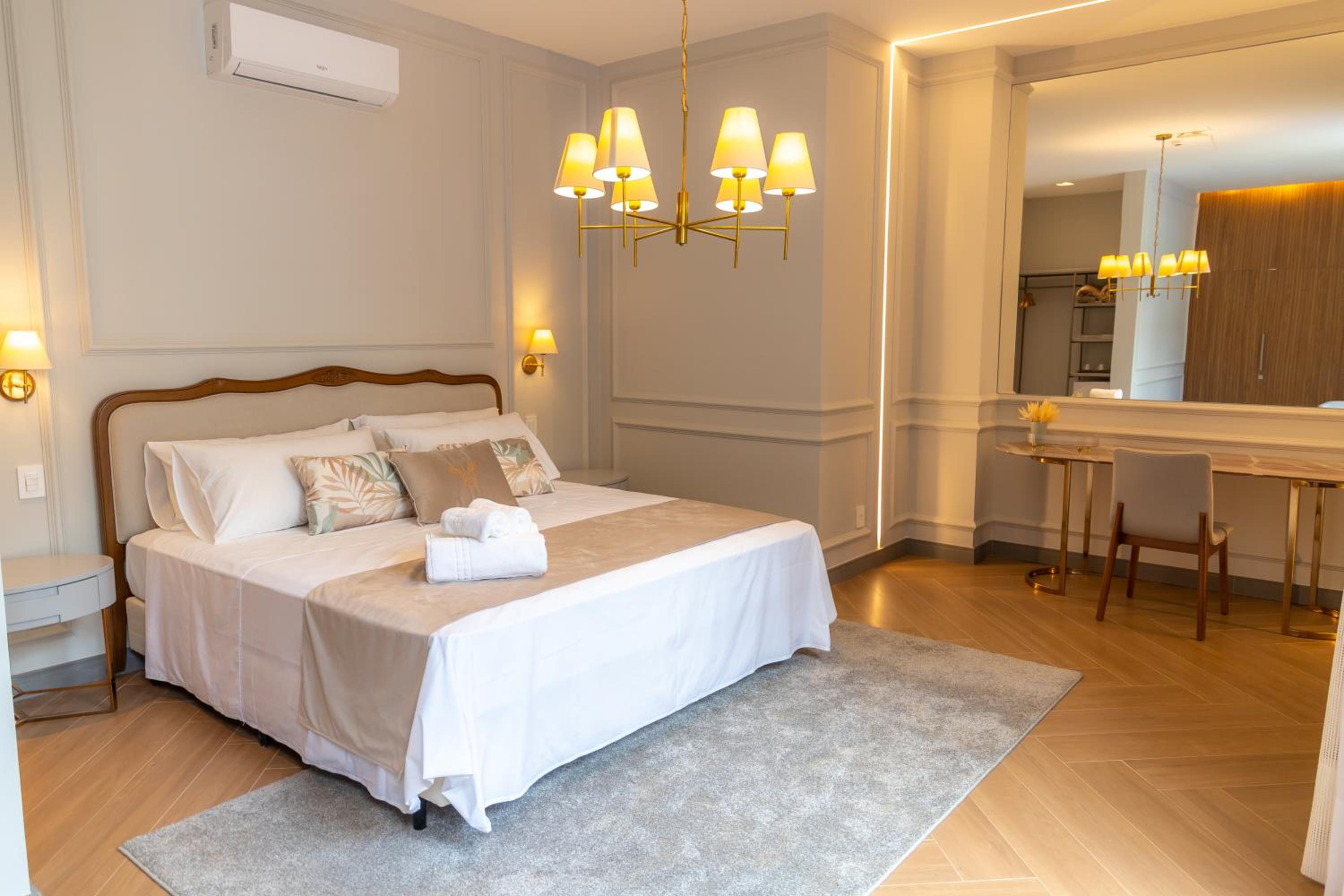 Deluxe King Suite photo 2