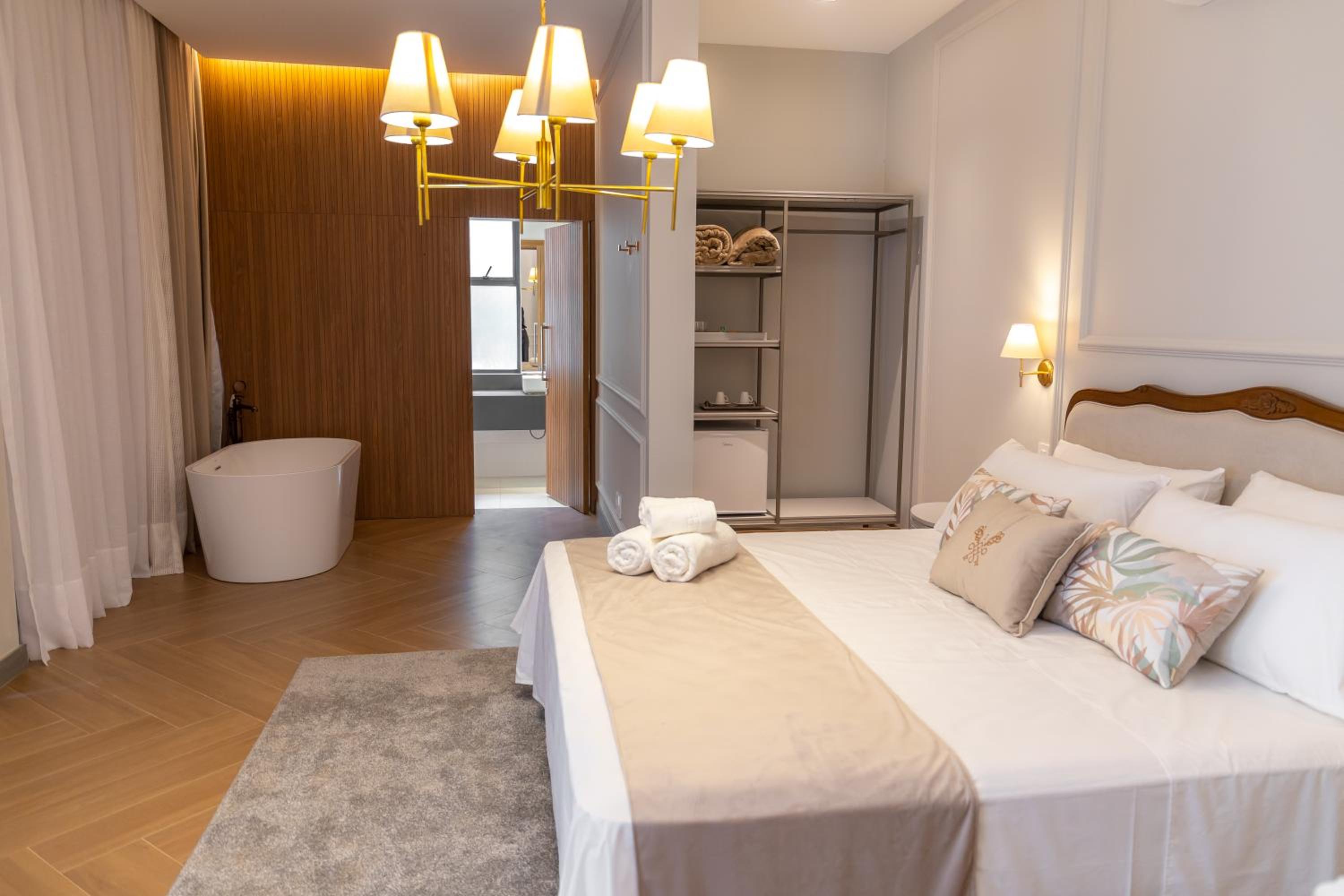 Deluxe King Suite photo 3