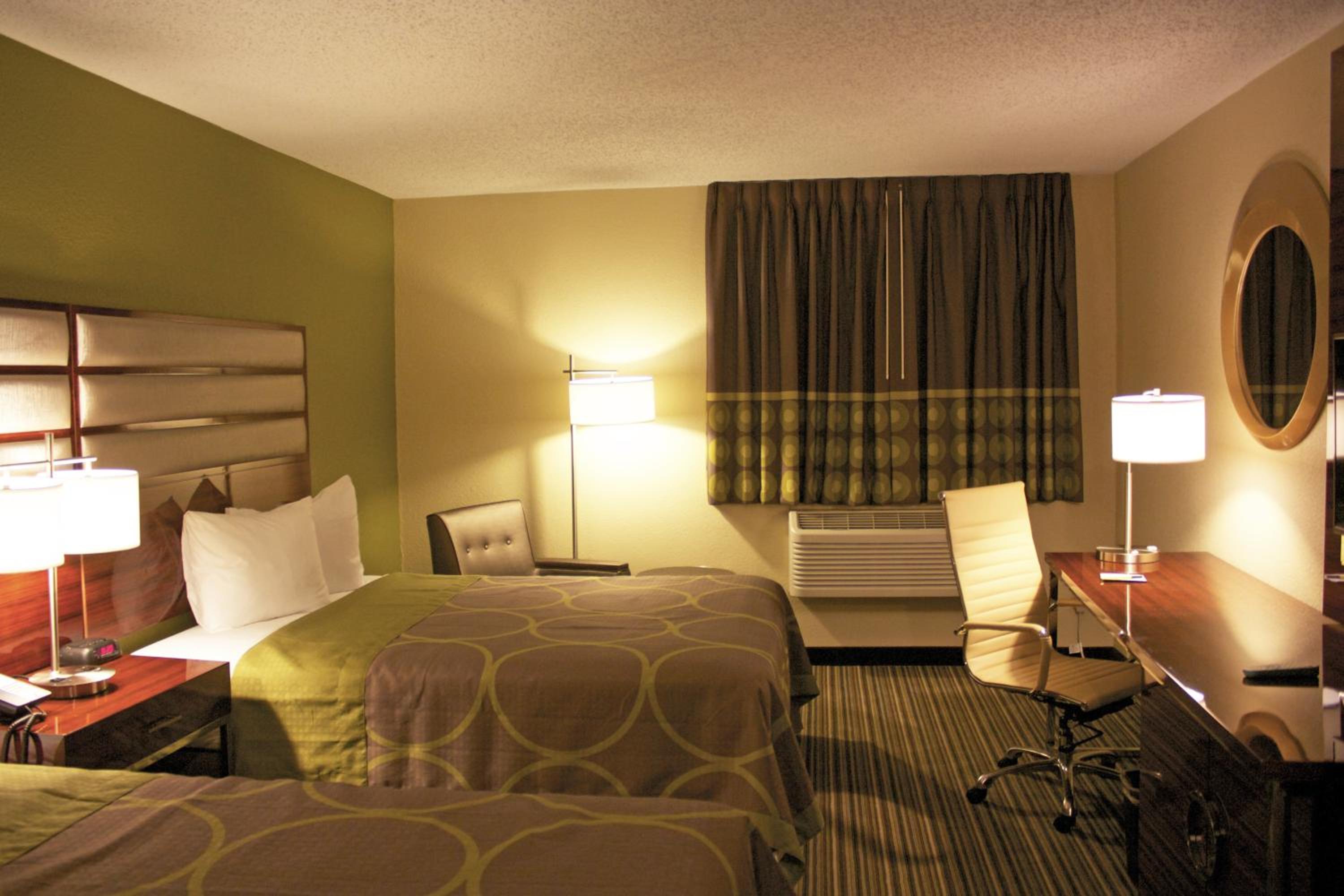 Queen Room with Two Queen Beds - Non-Smoking photo 3