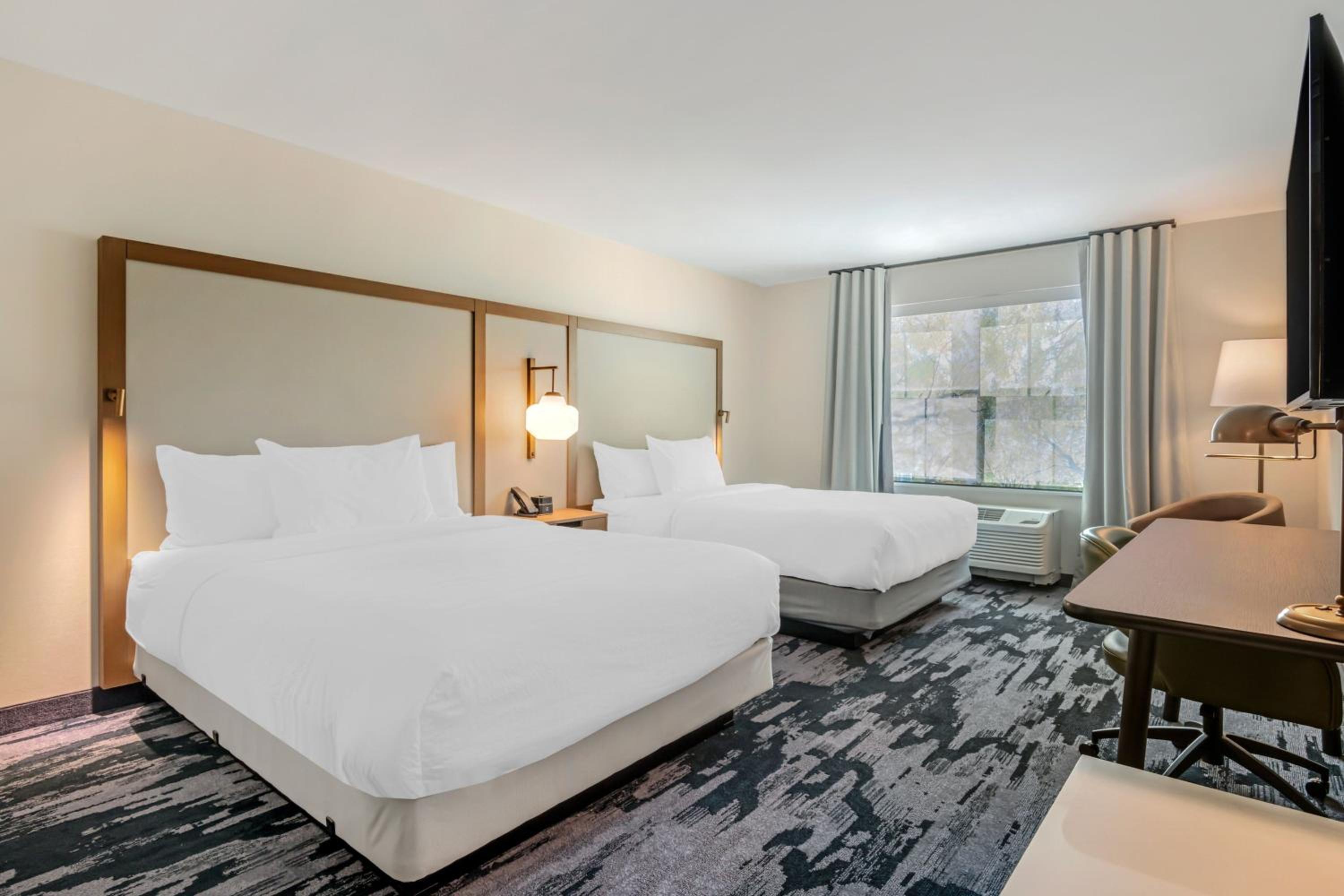 Queen Room with Two Queen Beds - Photo 7