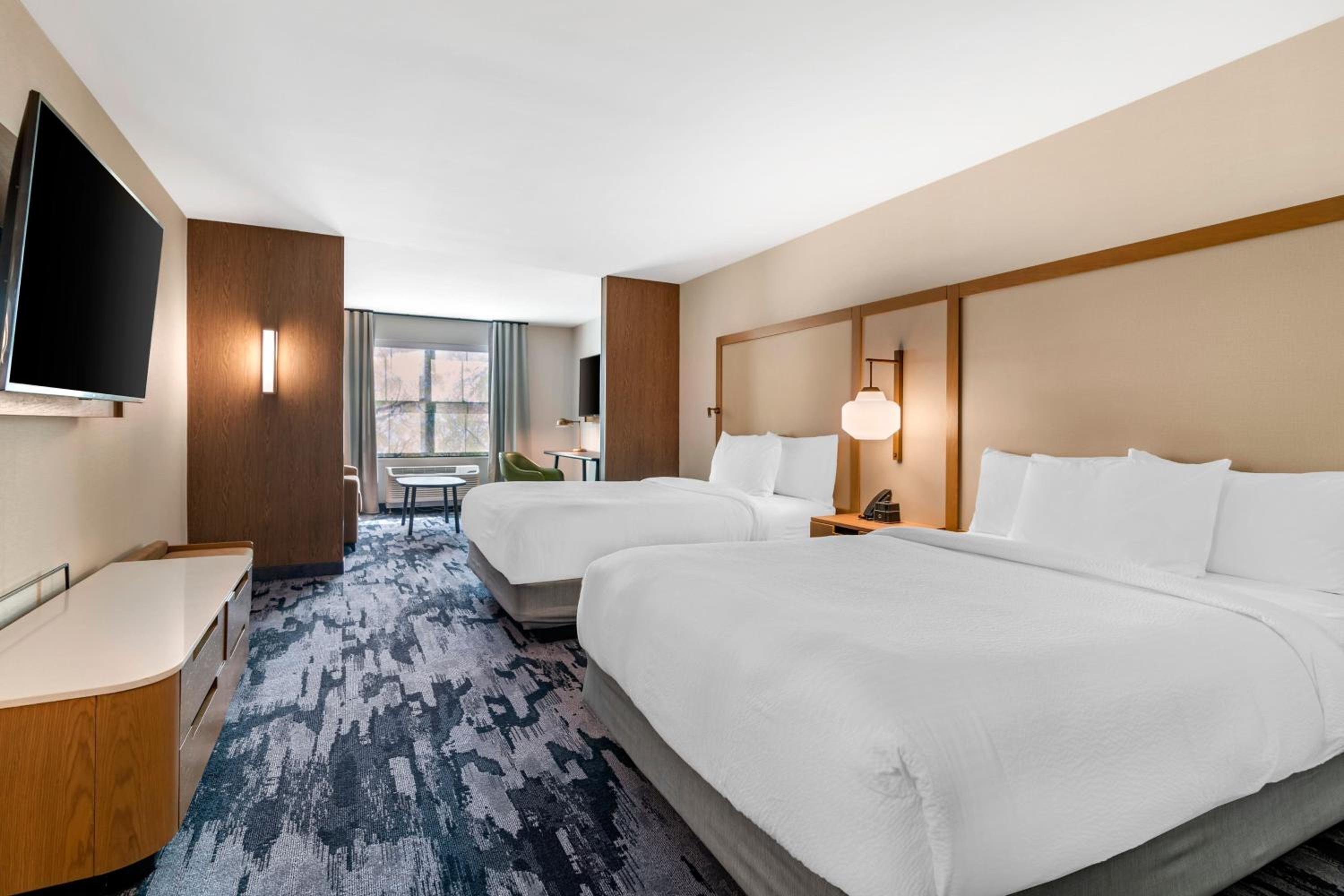 Queen Suite with Two Queen Beds and Sofa Bed - Photo 2