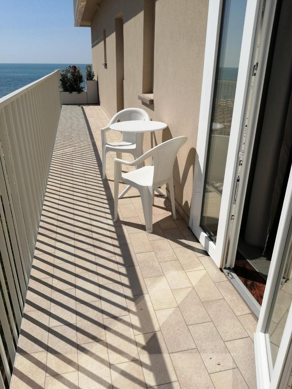 Deluxe Double Room with Balcony and Lateral Sea View photo 2
