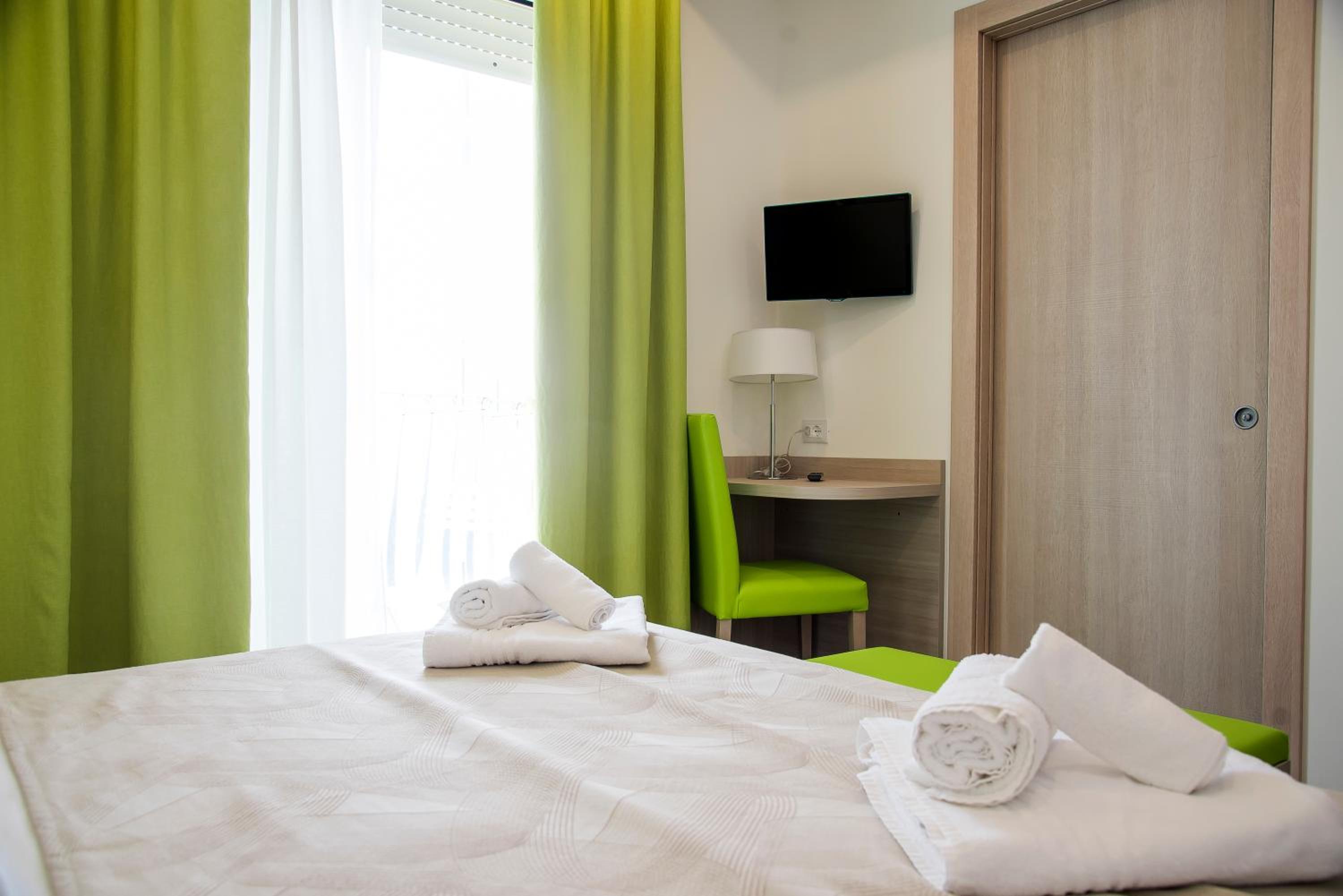 Deluxe Double Room with Balcony and Lateral Sea View photo 1