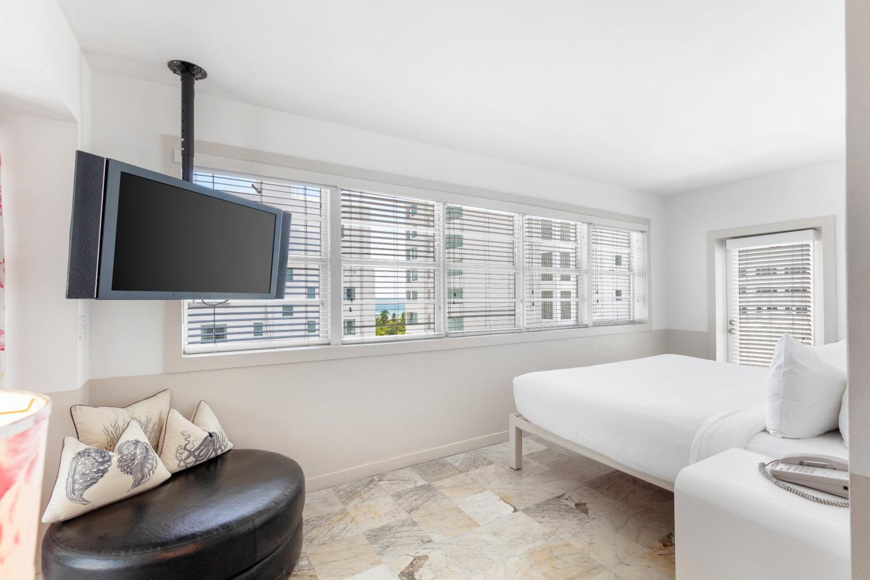 King Penthouse with Balcony and Partial Ocean View - Non-Smoking