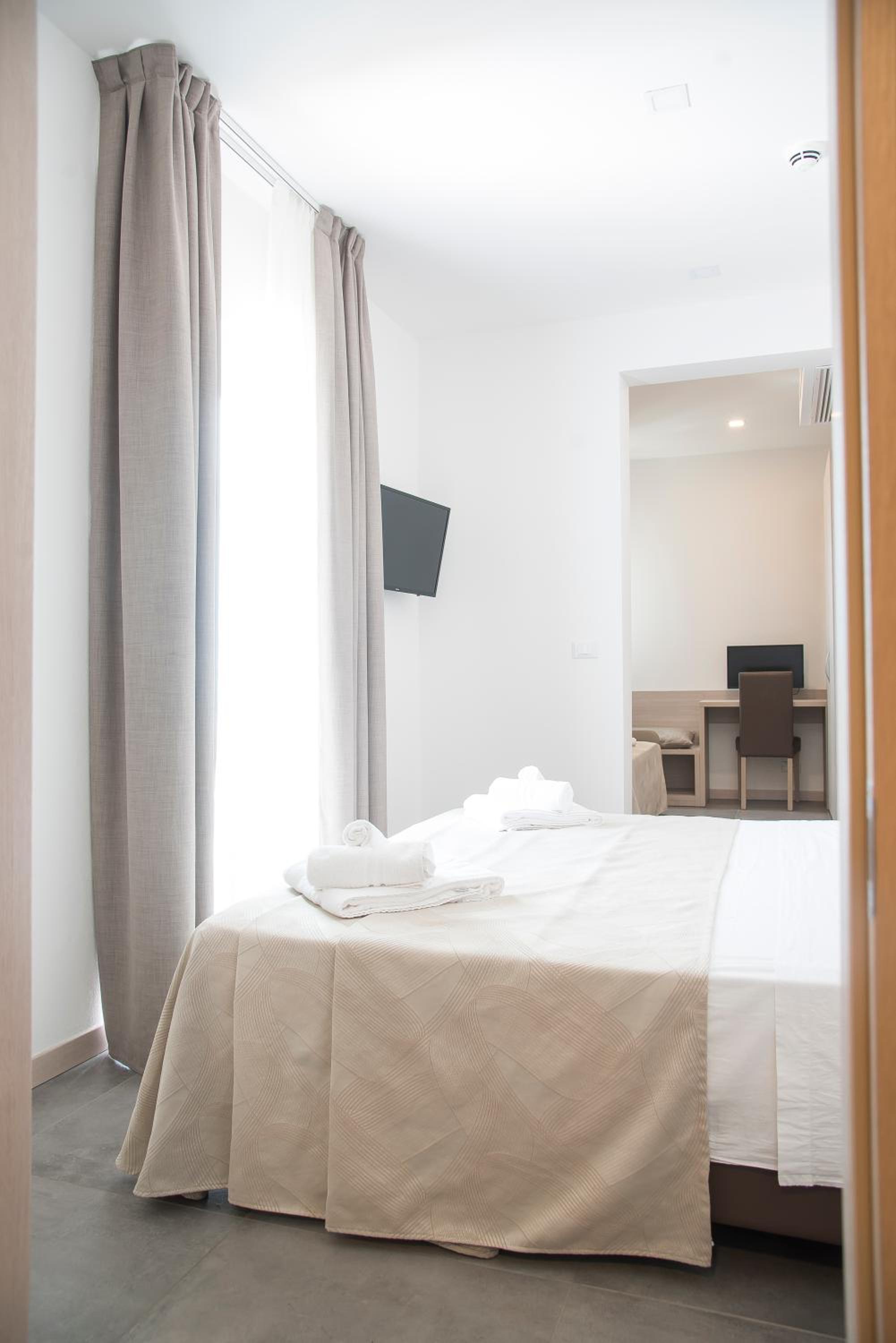 Deluxe Triple Room with Balcony and Lateral Sea View photo 3