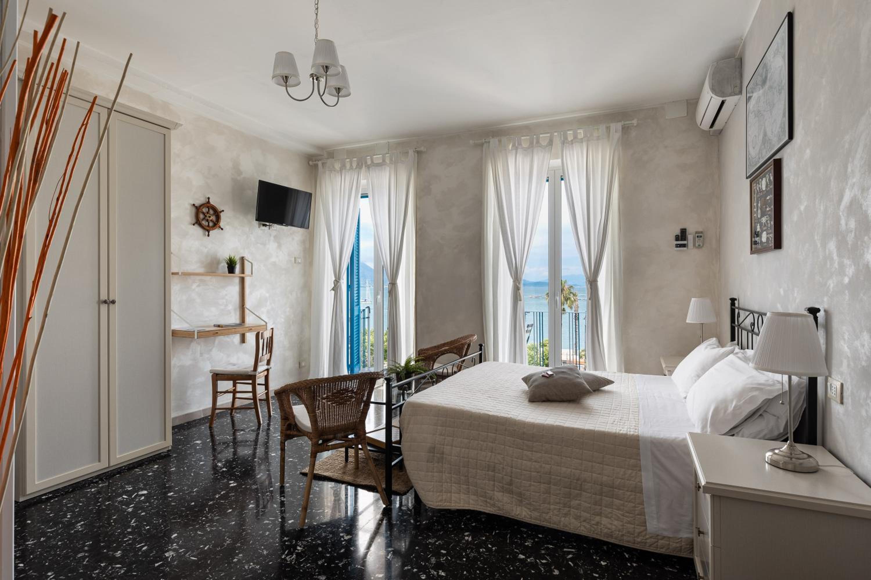 Double Room with Private Internal Bathroom with Balcony and Sea View photo 1