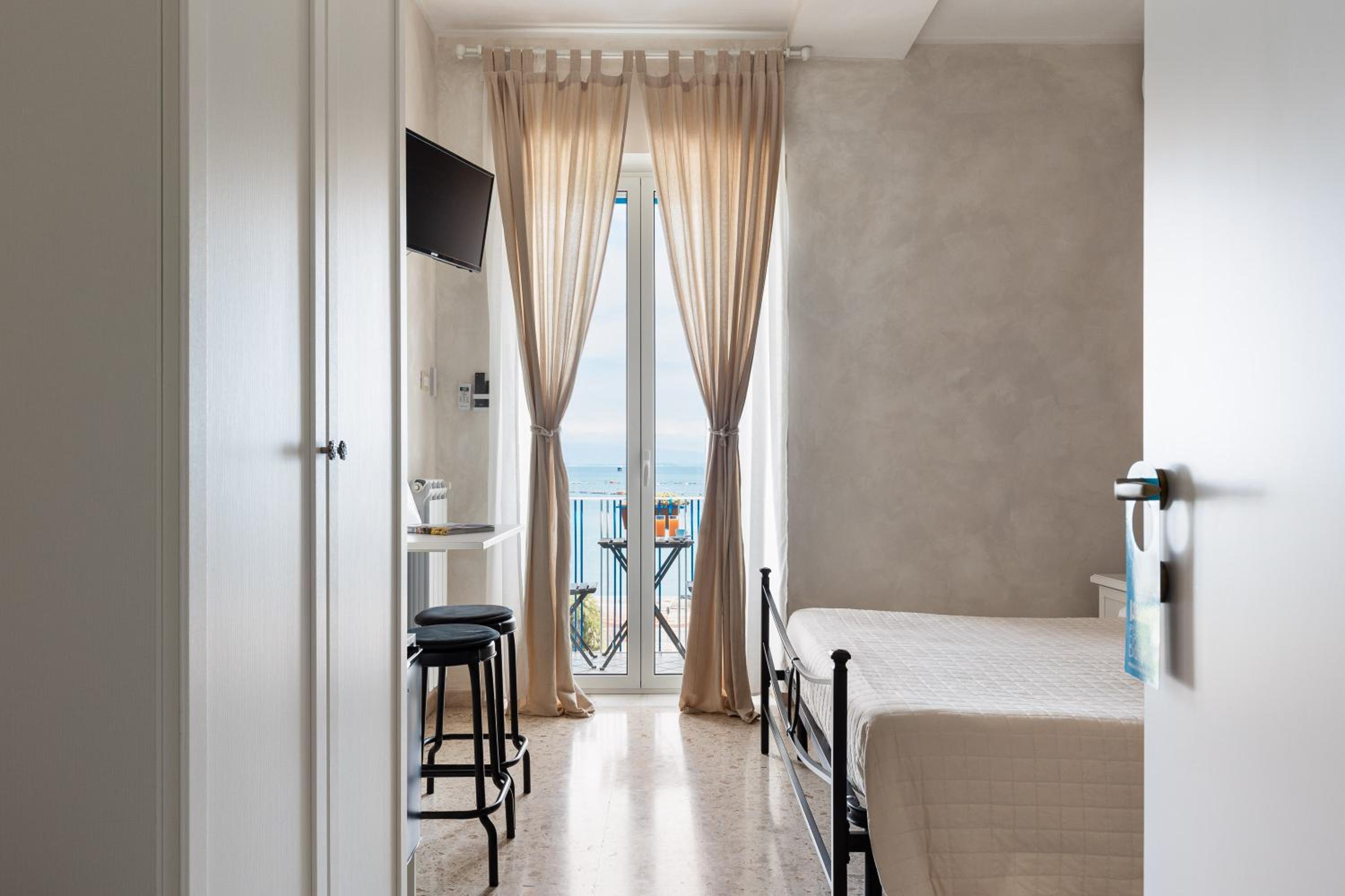 Double Room with Private External Bathroom, Balcony and Sea View photo 1