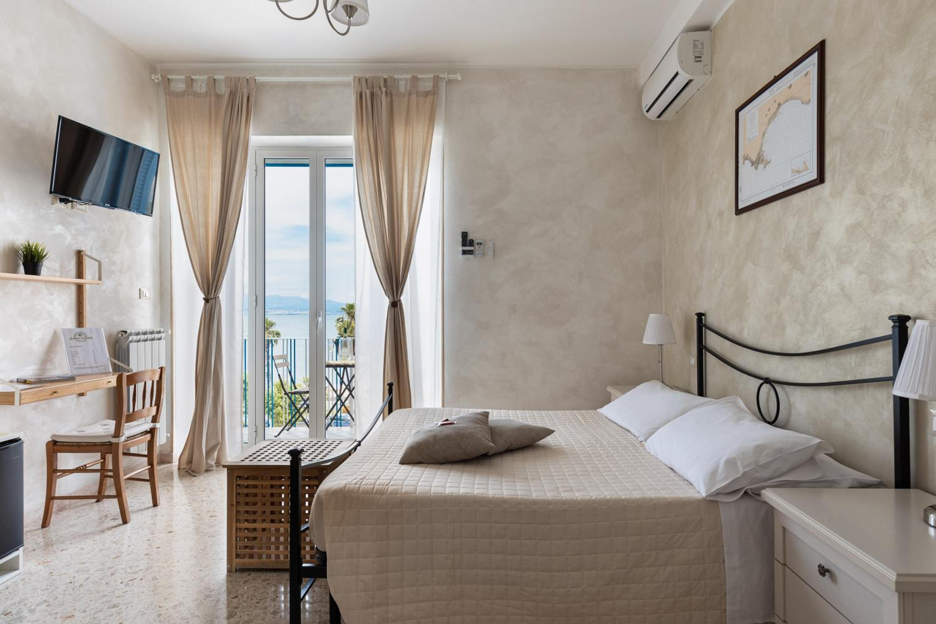 Double Room with Private Internal Bathroom with Balcony and Sea View photo 1