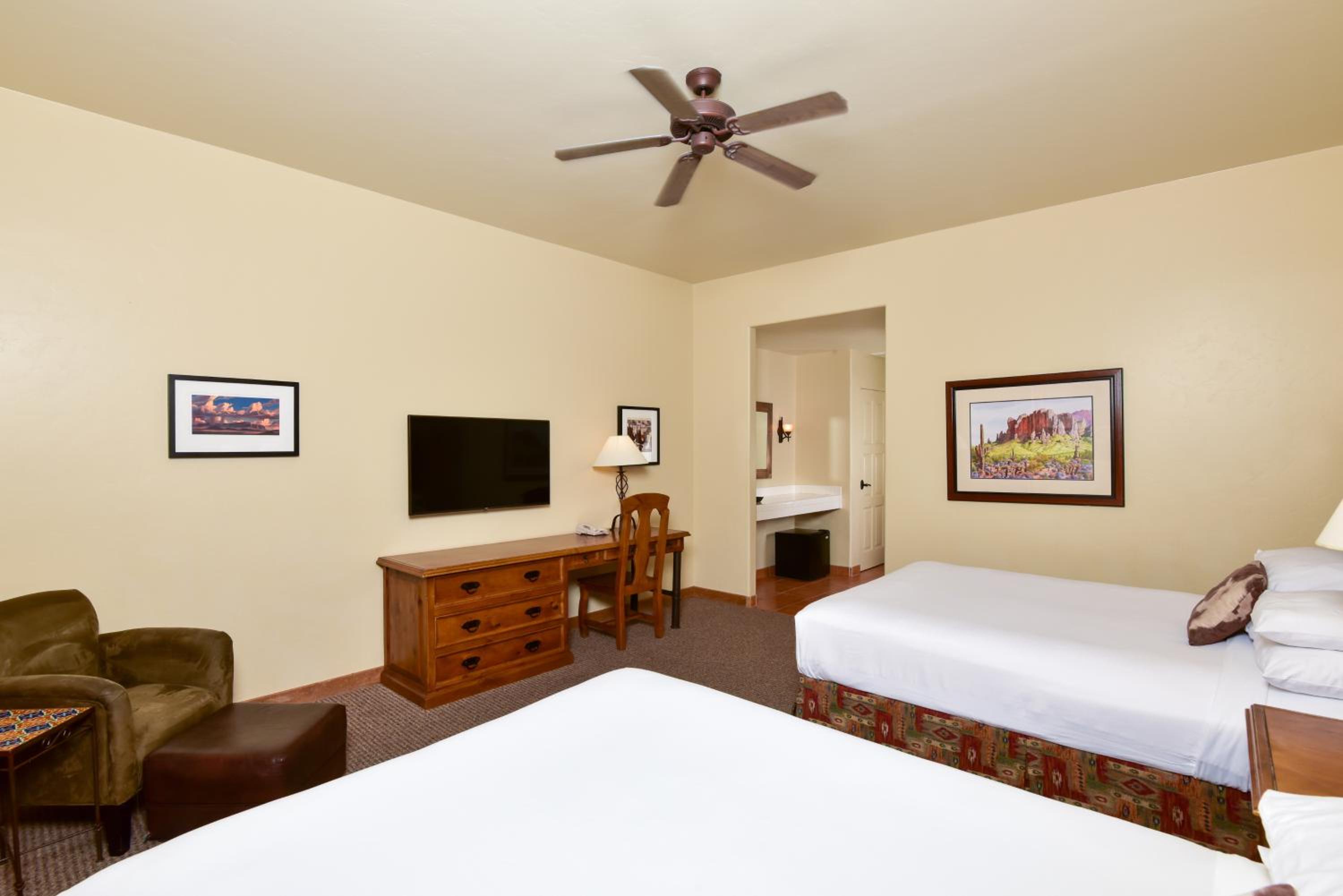 Deluxe Queen Room with Two Queen Beds - Photo 5