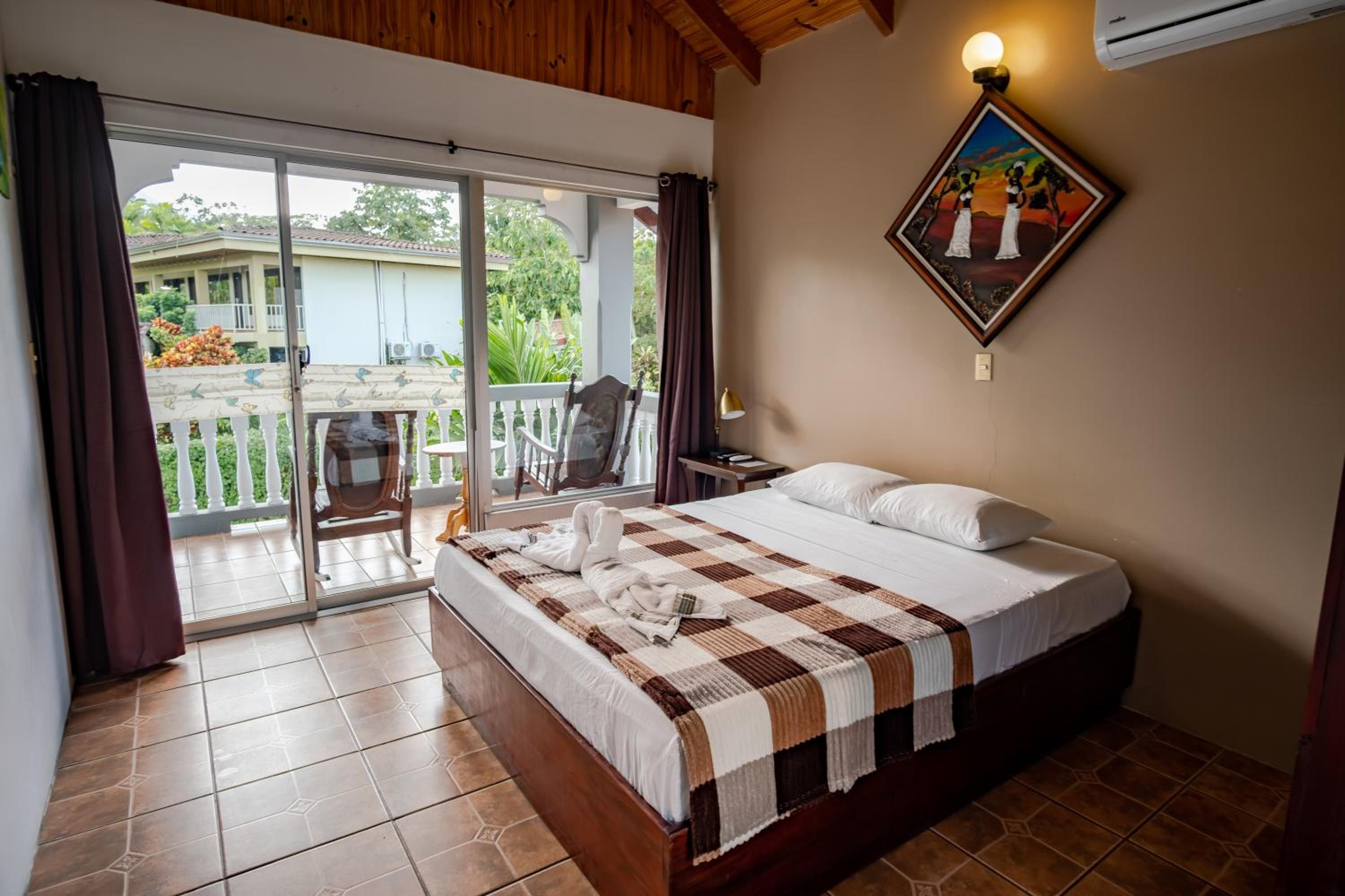 Queen Room with Balcony photo 1