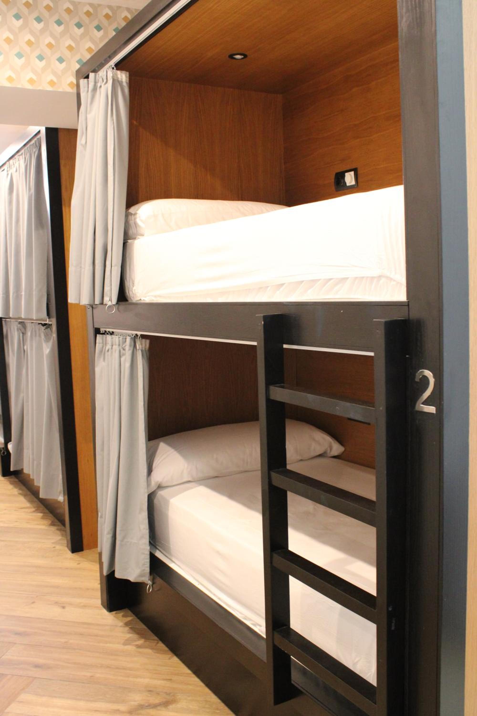 Cama en Dormitorio Superior Femenino de 4 Camas con baño privado