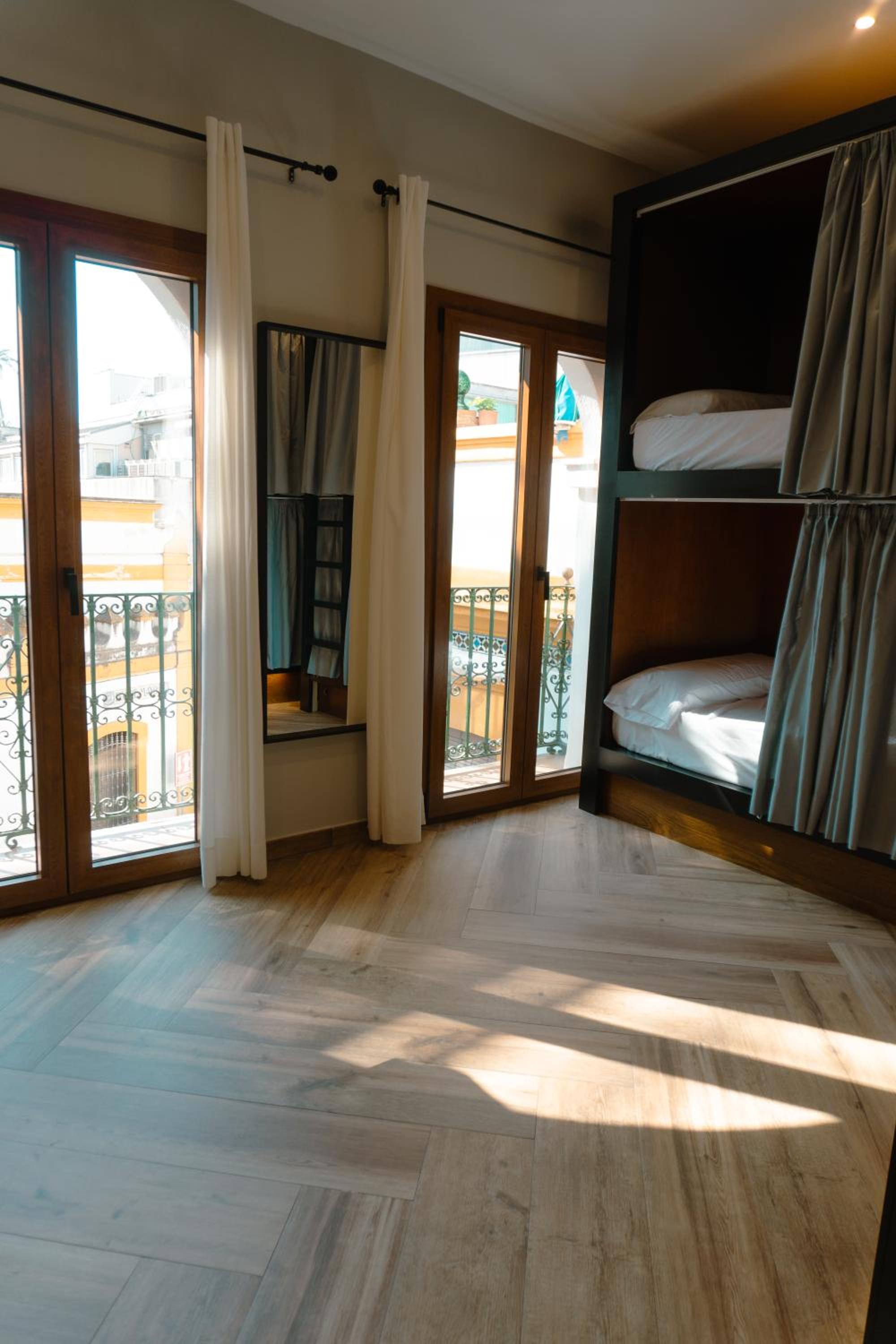 Cama en Dormitorio Mixto Superior de 4 Camas con Baño Privado y Espacio de Coworking