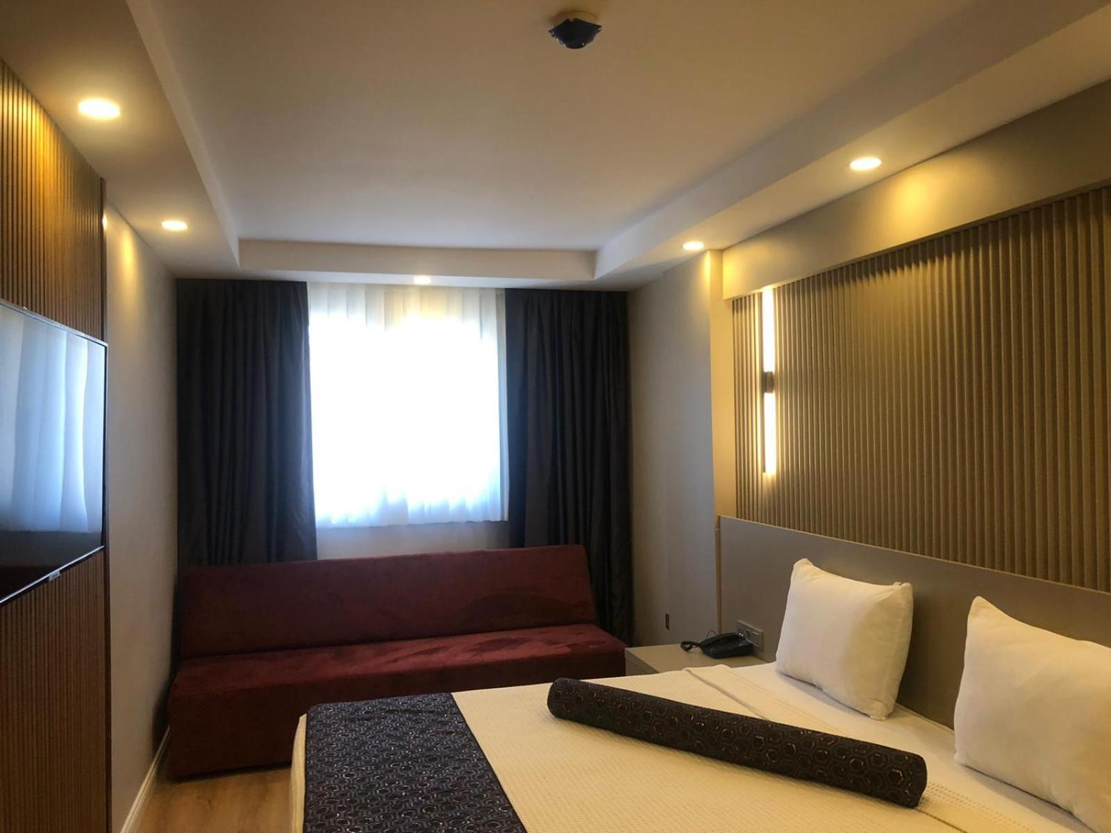 Economy Triple Room photo 2