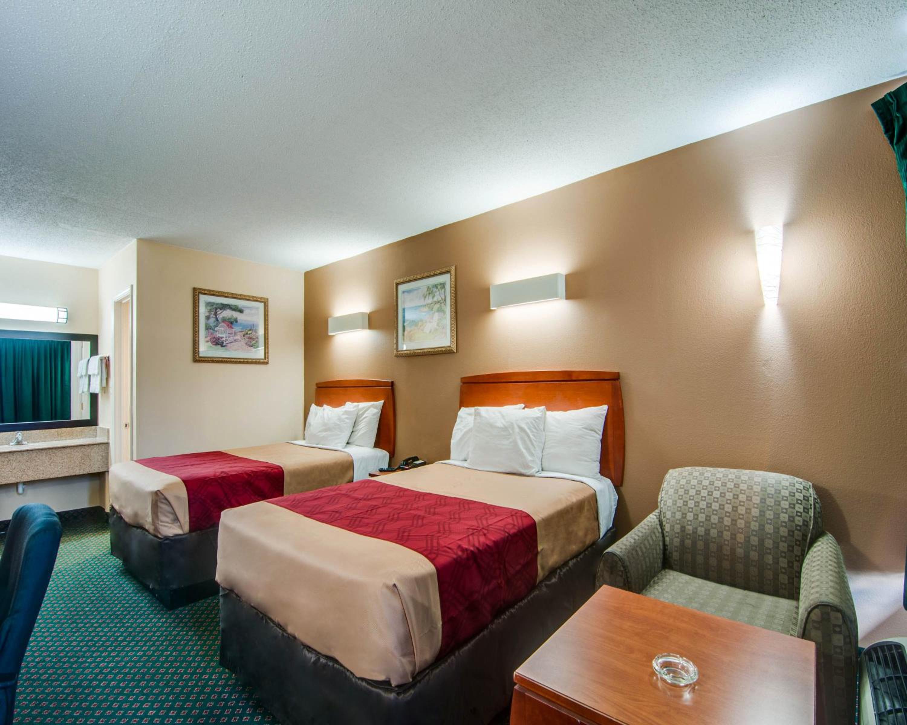 Double Room with Two Double Beds - Smoking photo 2
