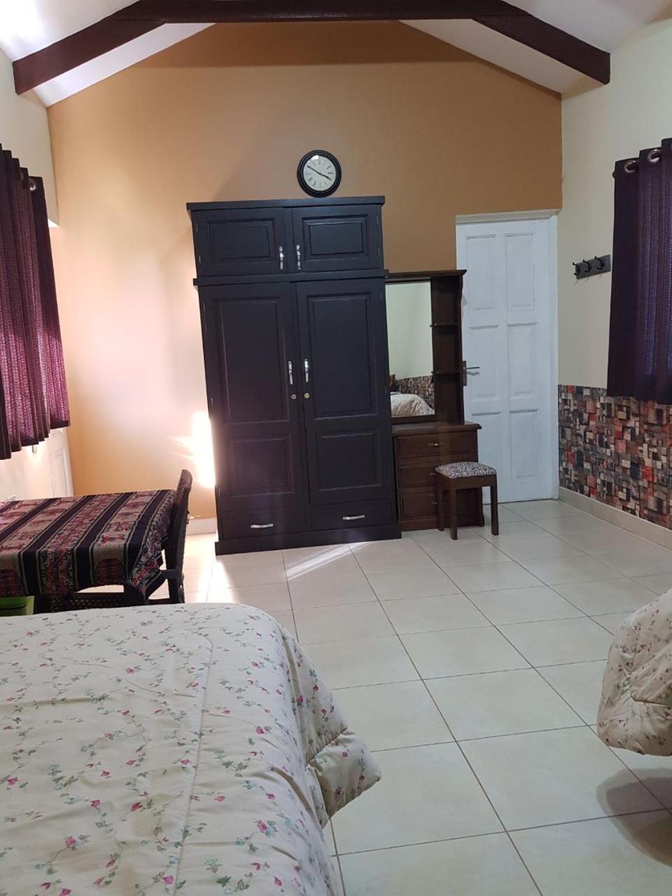 Twin Room with Private Bathroom photo 3