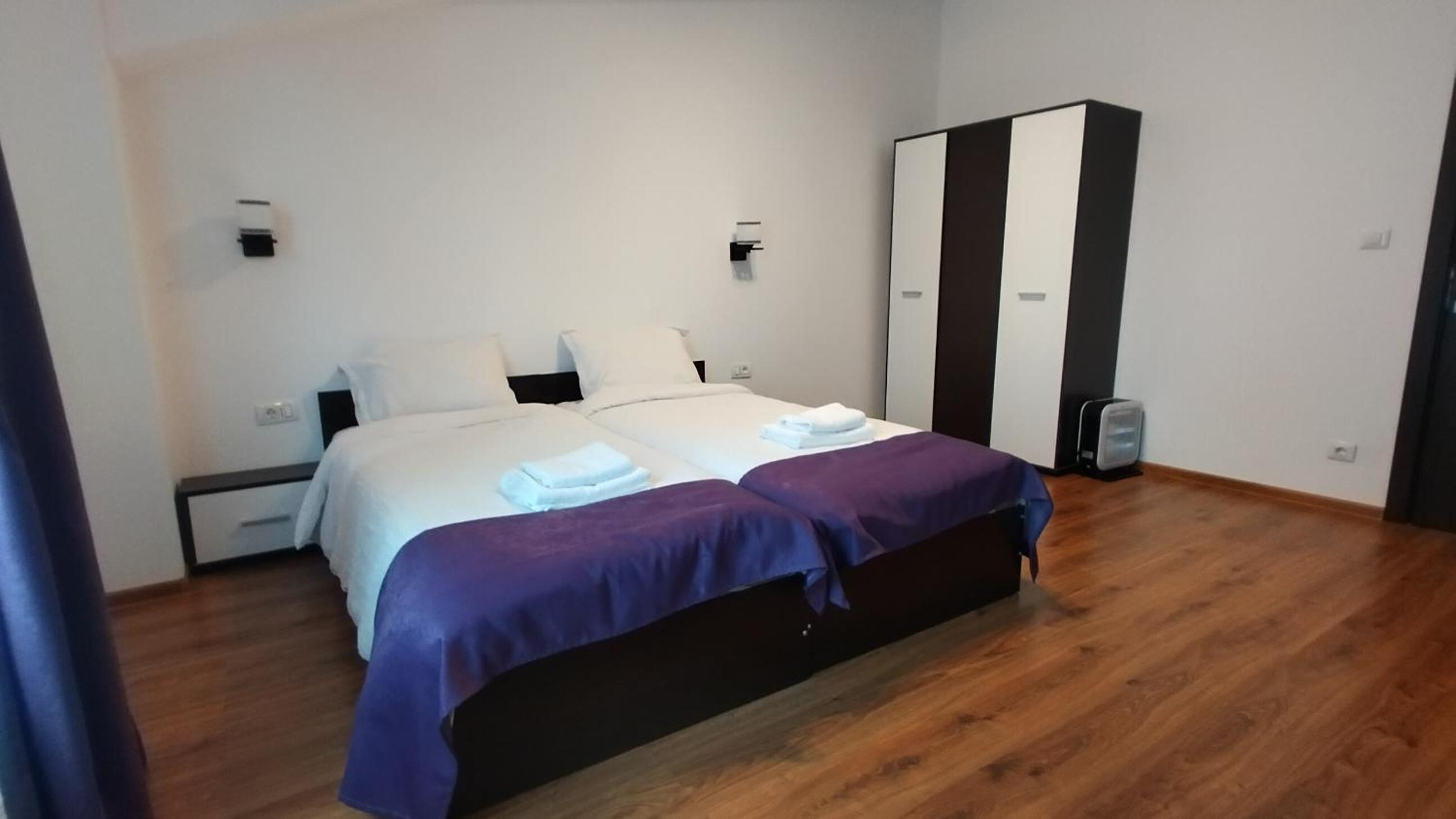 Double Room with Private Bathroom - Photo 16