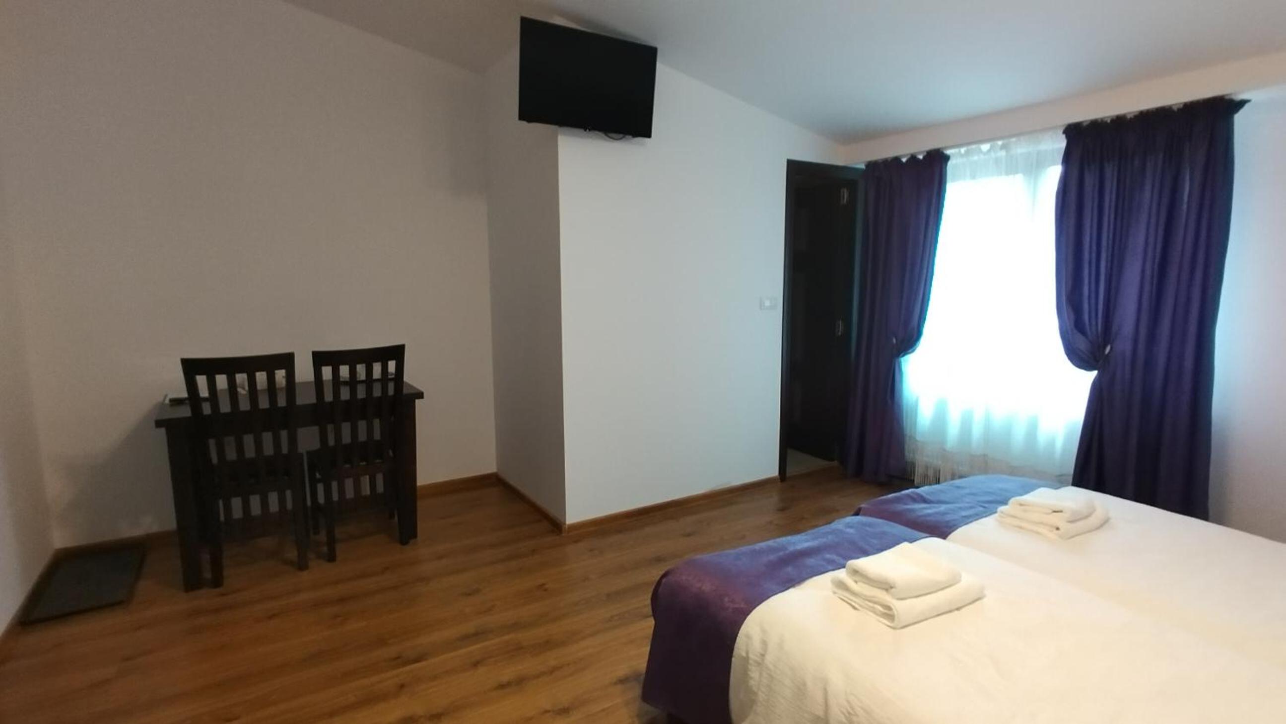 Double Room with Private Bathroom - Photo 15