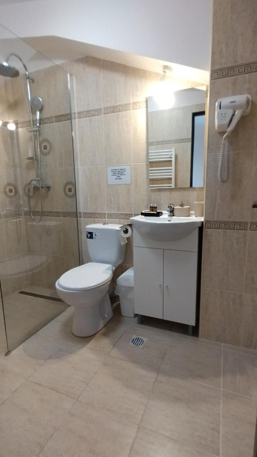 Double Room with Private Bathroom - Photo 11