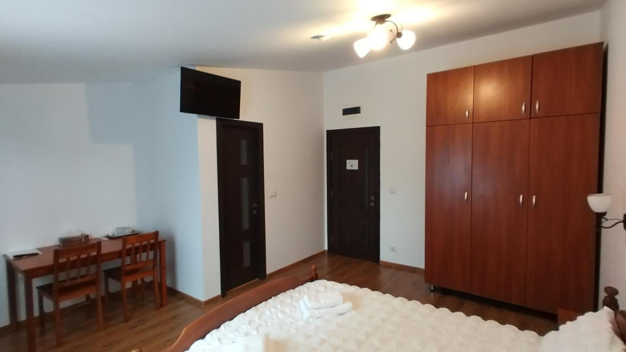 Double Room with Private Bathroom - Photo 8