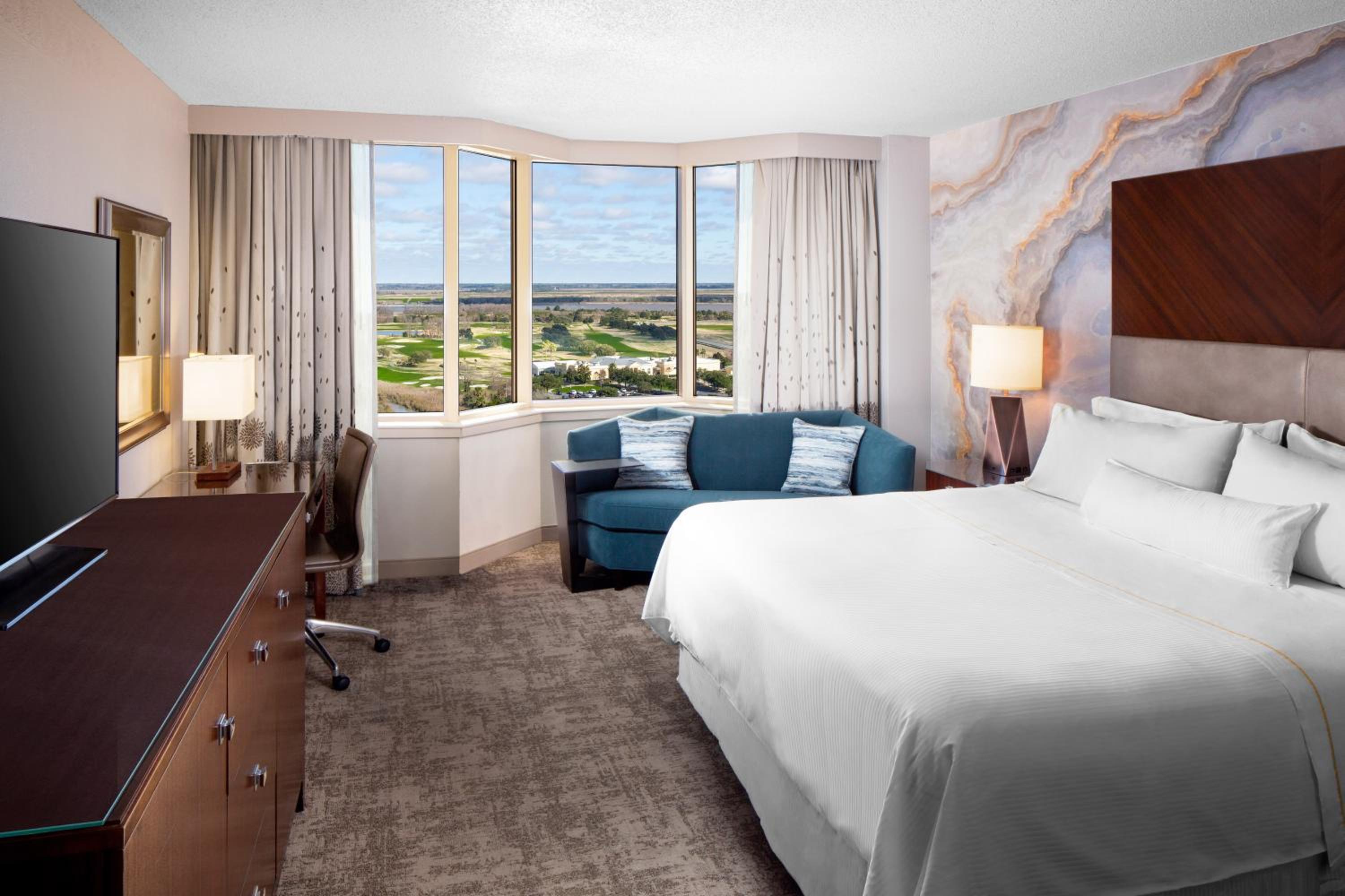 Guest room, 1 King, Golf view - Photo 1