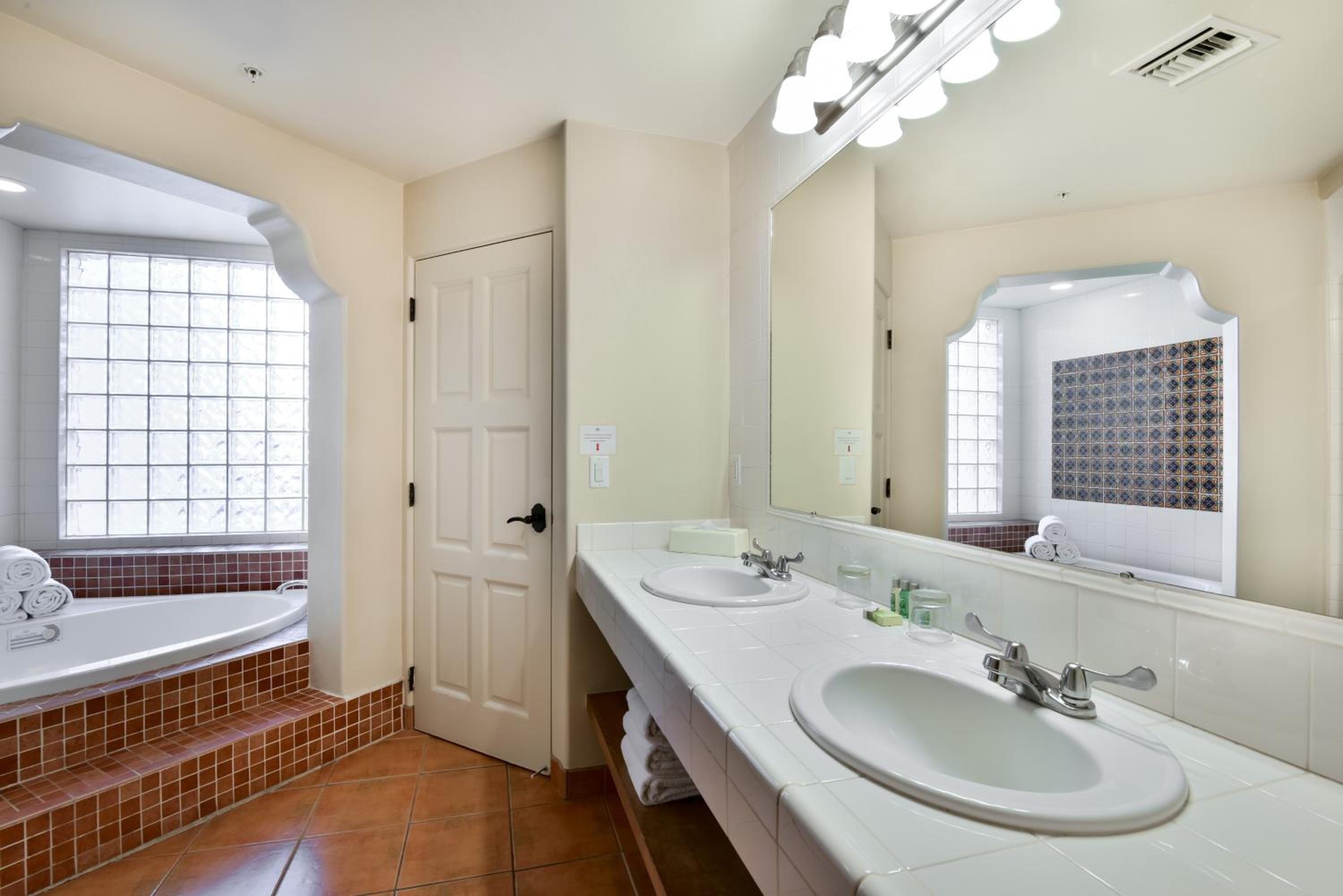 King Room with Spa Bath - Photo 4
