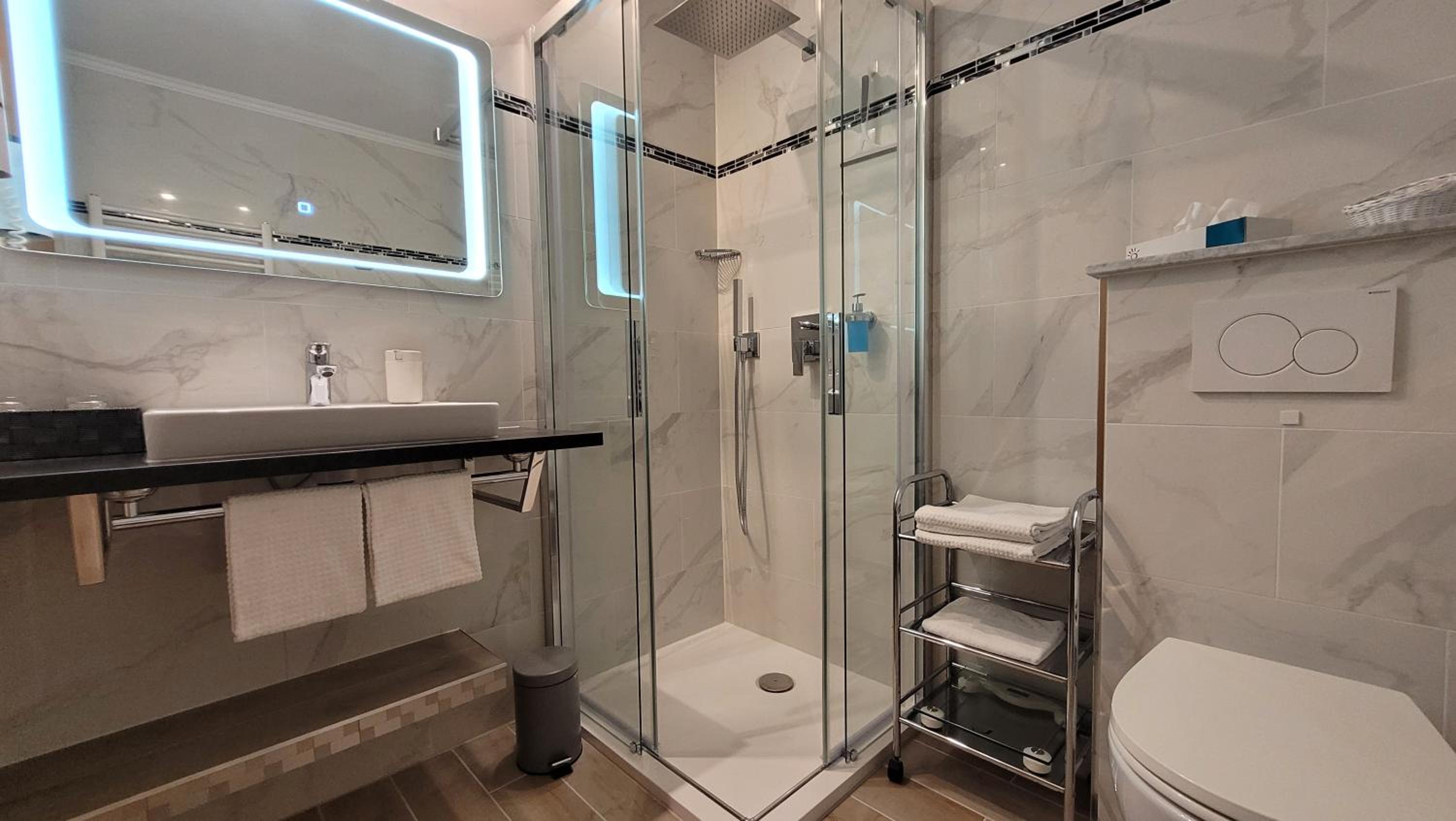 Double Room with Lake View - Photo 6