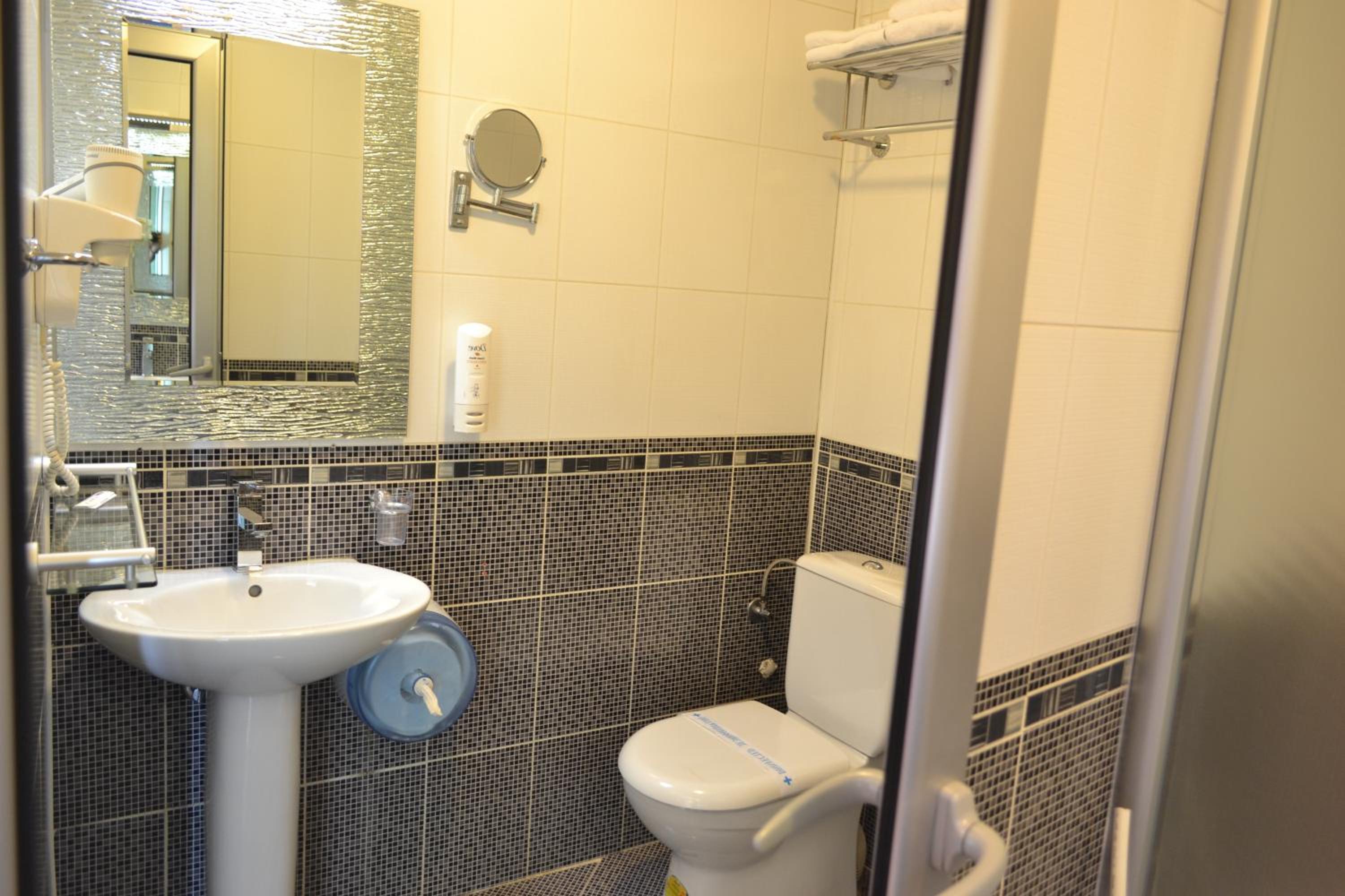 Standard Twin Room - Photo 5