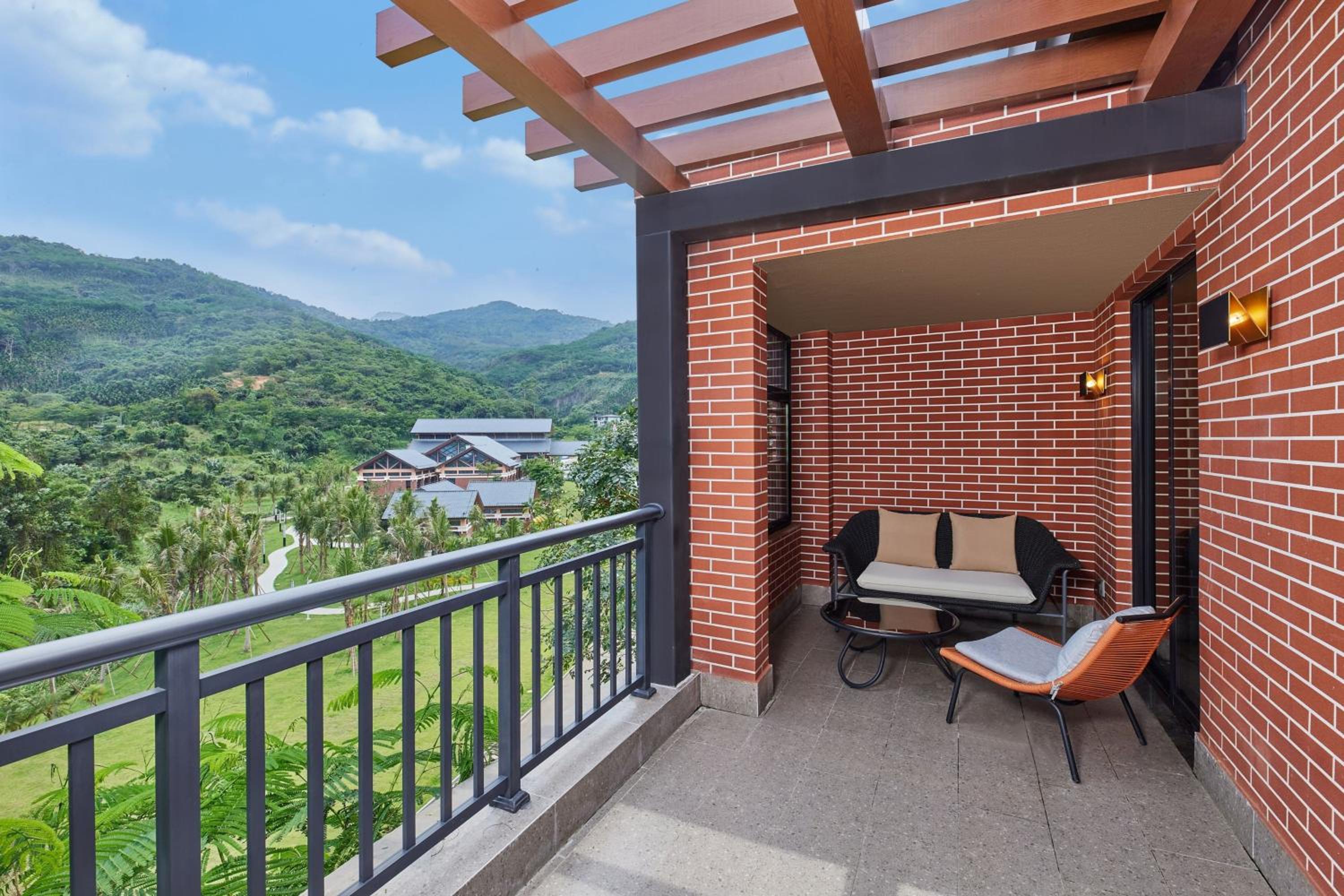 Deluxe Double Room with Two Double Beds with Balcony and Garden View photo 3