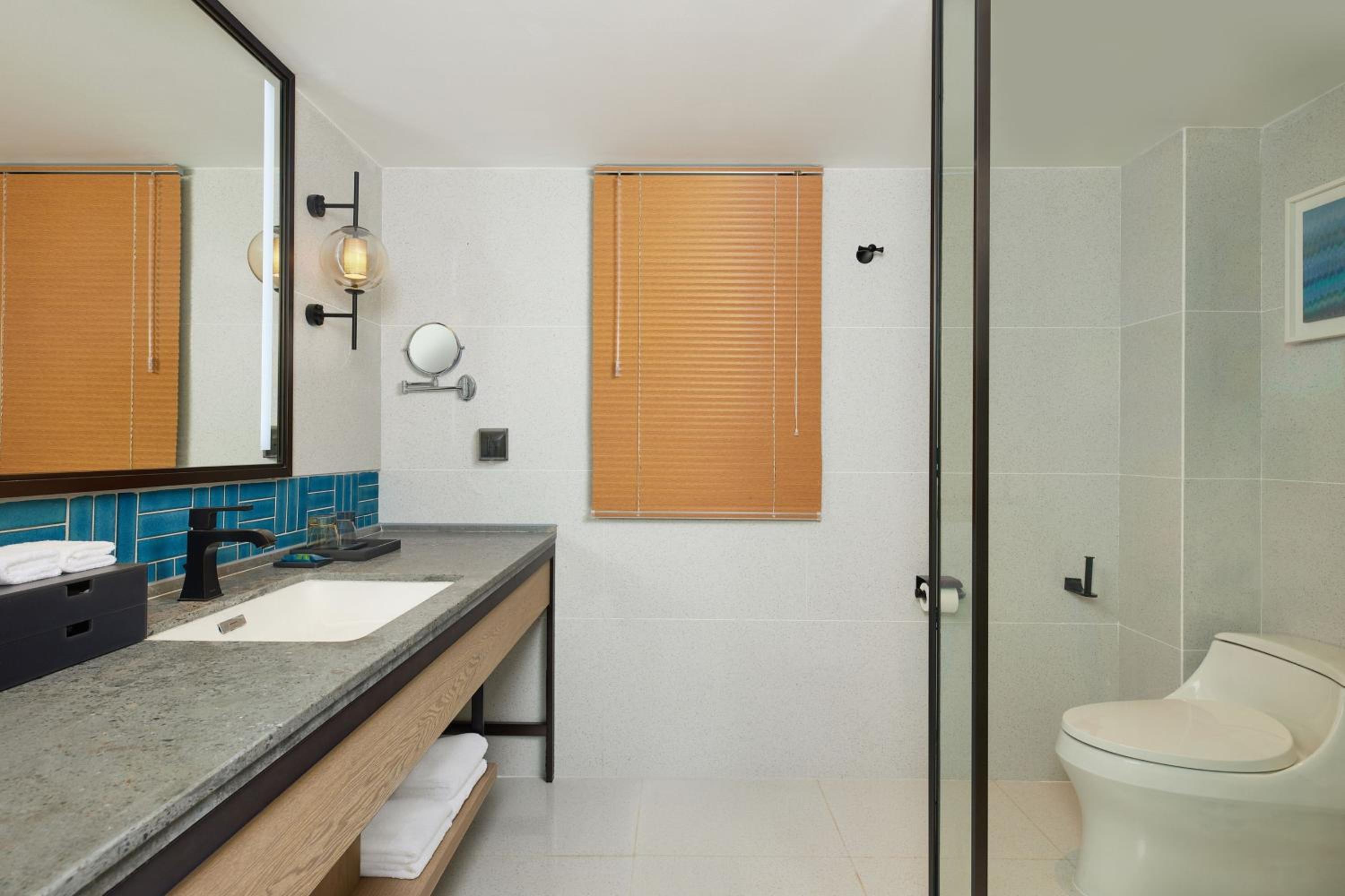 Deluxe Double Room with Two Double Beds with Balcony and Garden View photo 2