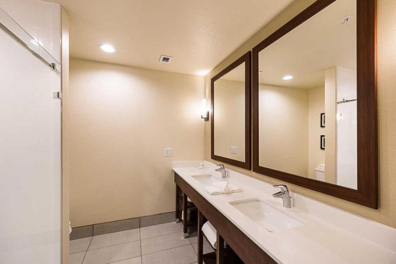 King Suite - Accessible/Non-Smoking photo 2