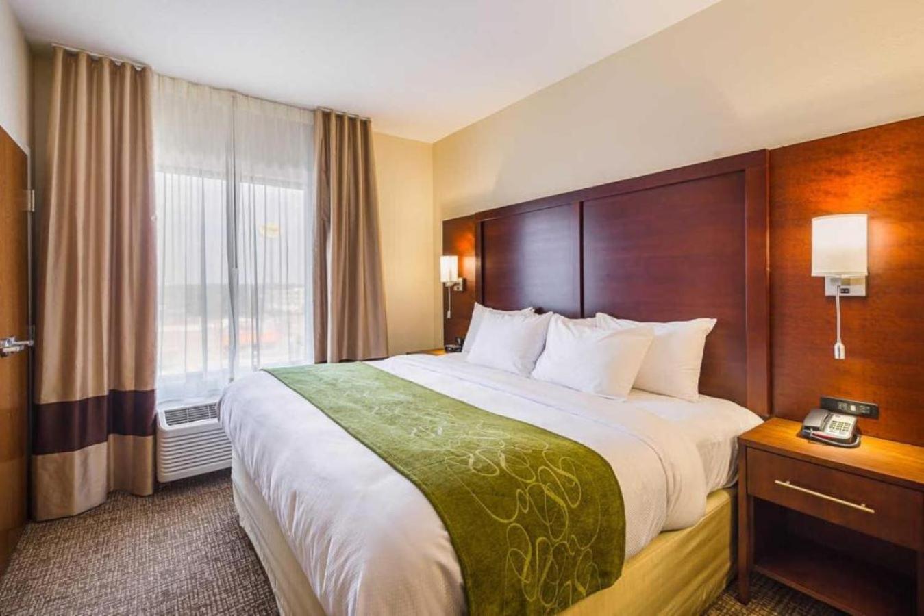 King Suite with Roll-in-Shower - Accessible/Non-Smoking photo 2
