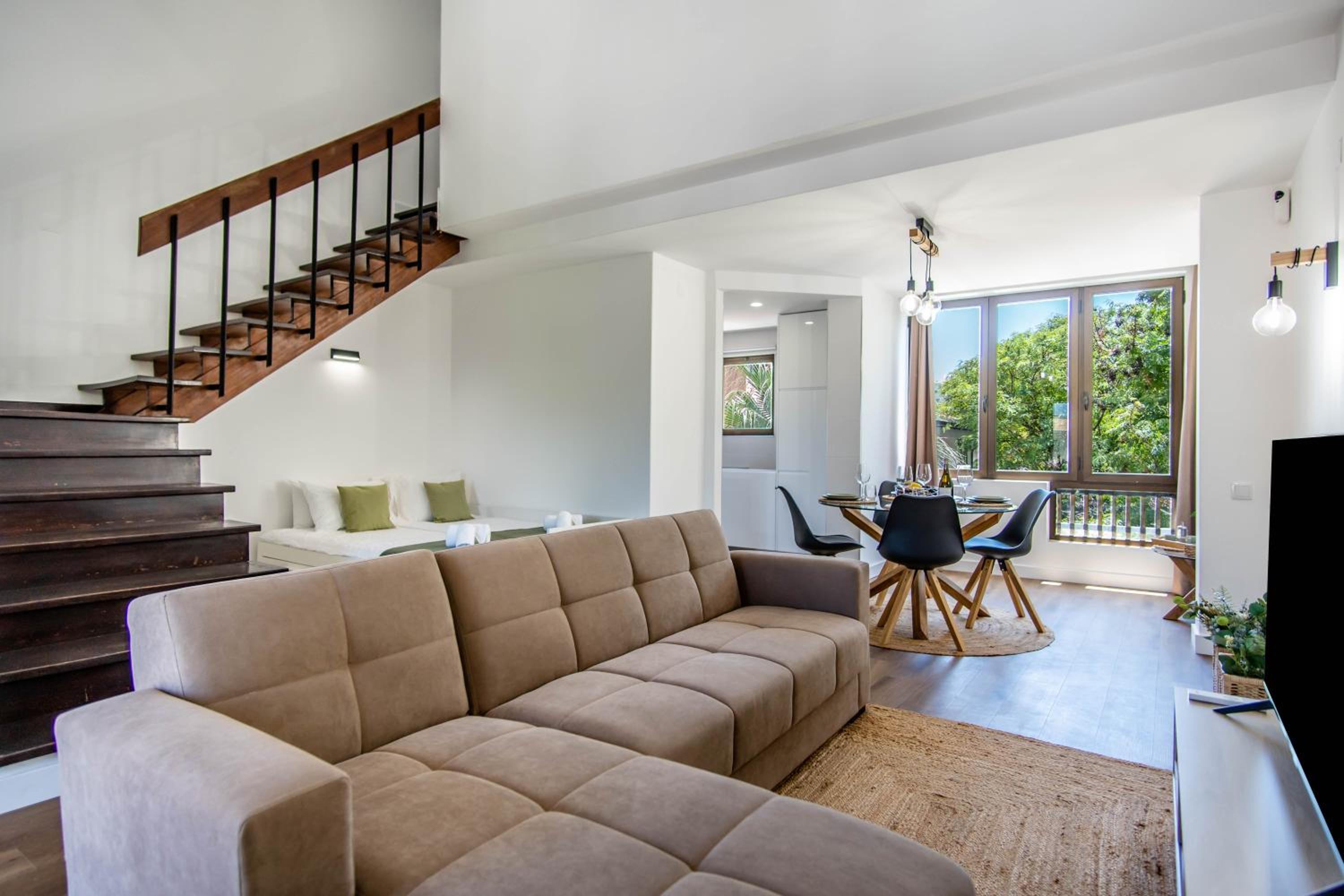 One-Bedroom Apartment with City View photo 1
