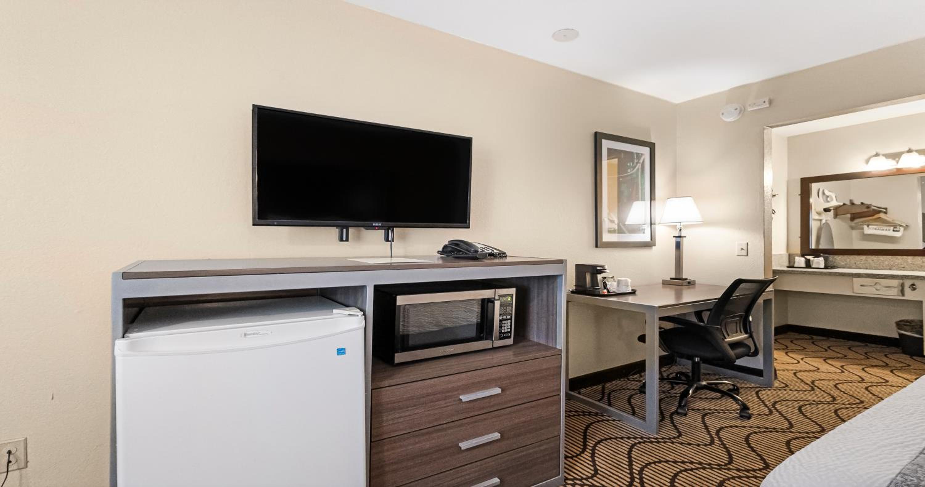 King Room with Roll-in Shower - Disability Access/Non-Smoking photo 1