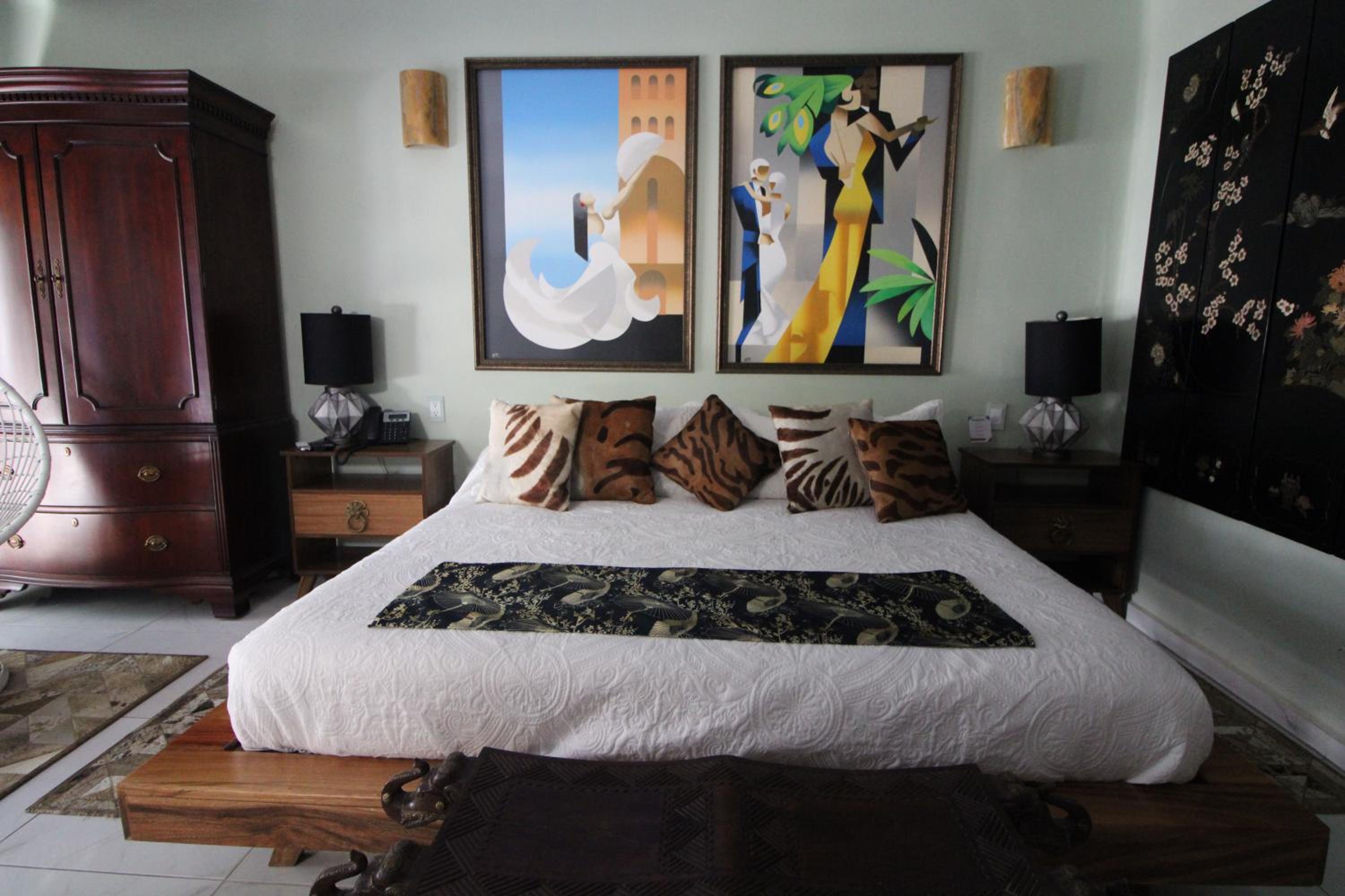 Queen Suite - Photo 1
