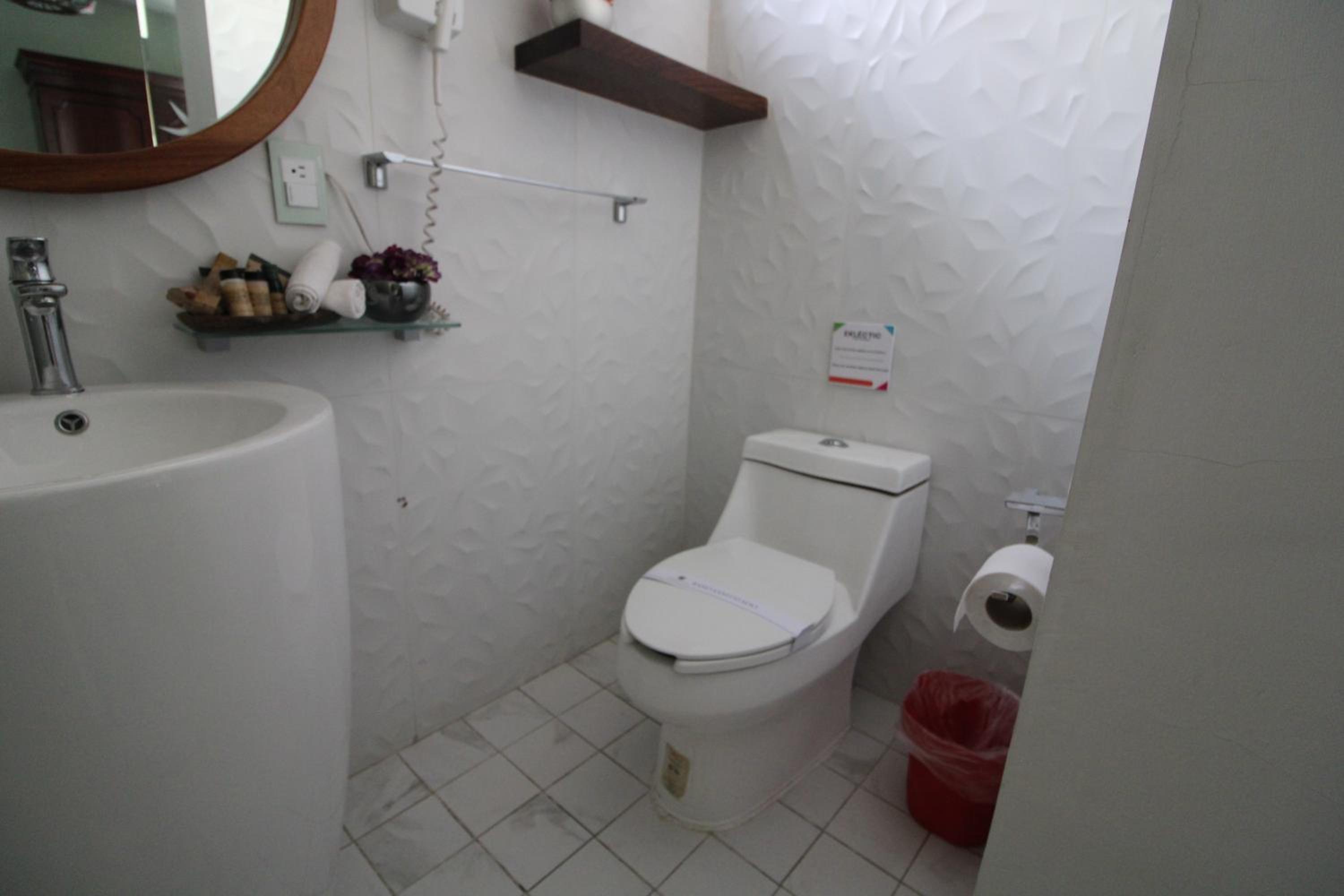 Queen Suite - Photo 8