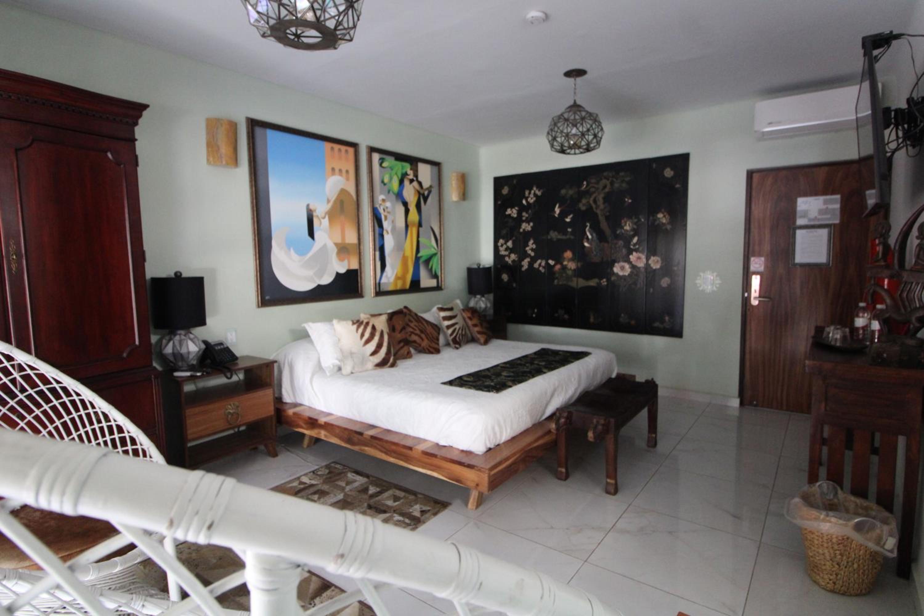 Queen Suite - Photo 6