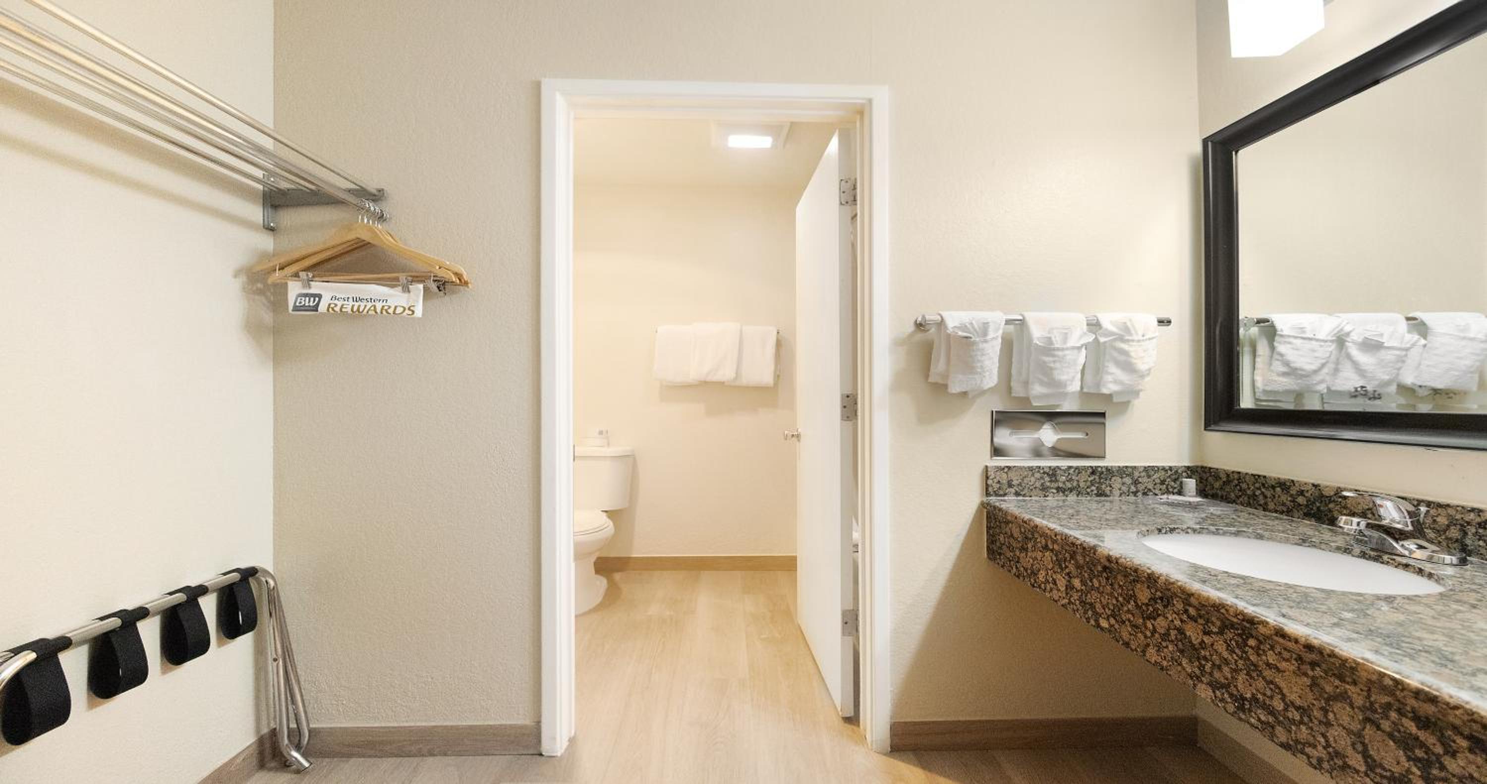 Queen Room with Two Queen Beds and Bath Tub - Disability Access/Non-Smoking  photo 2