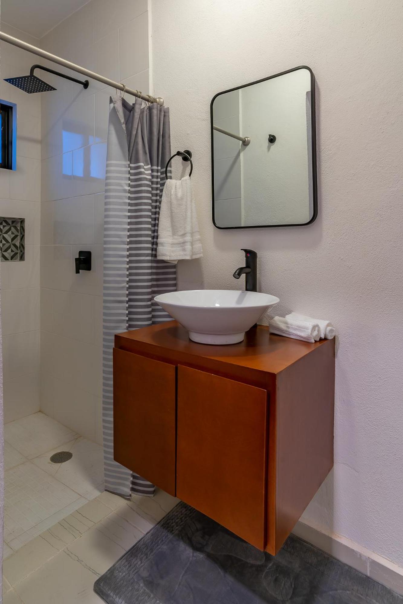 Deluxe Room - Photo 11