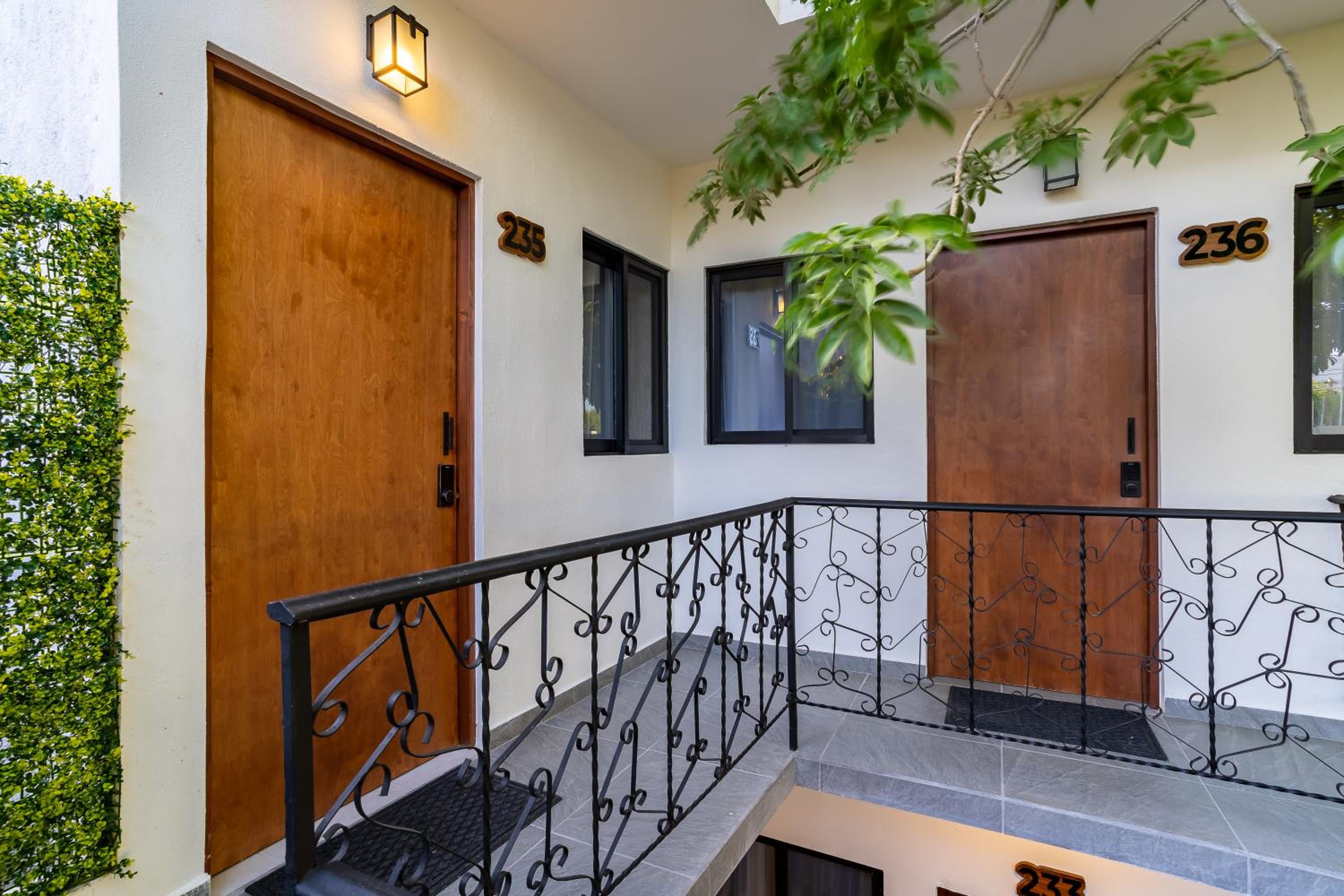 Deluxe Suite - Photo 12