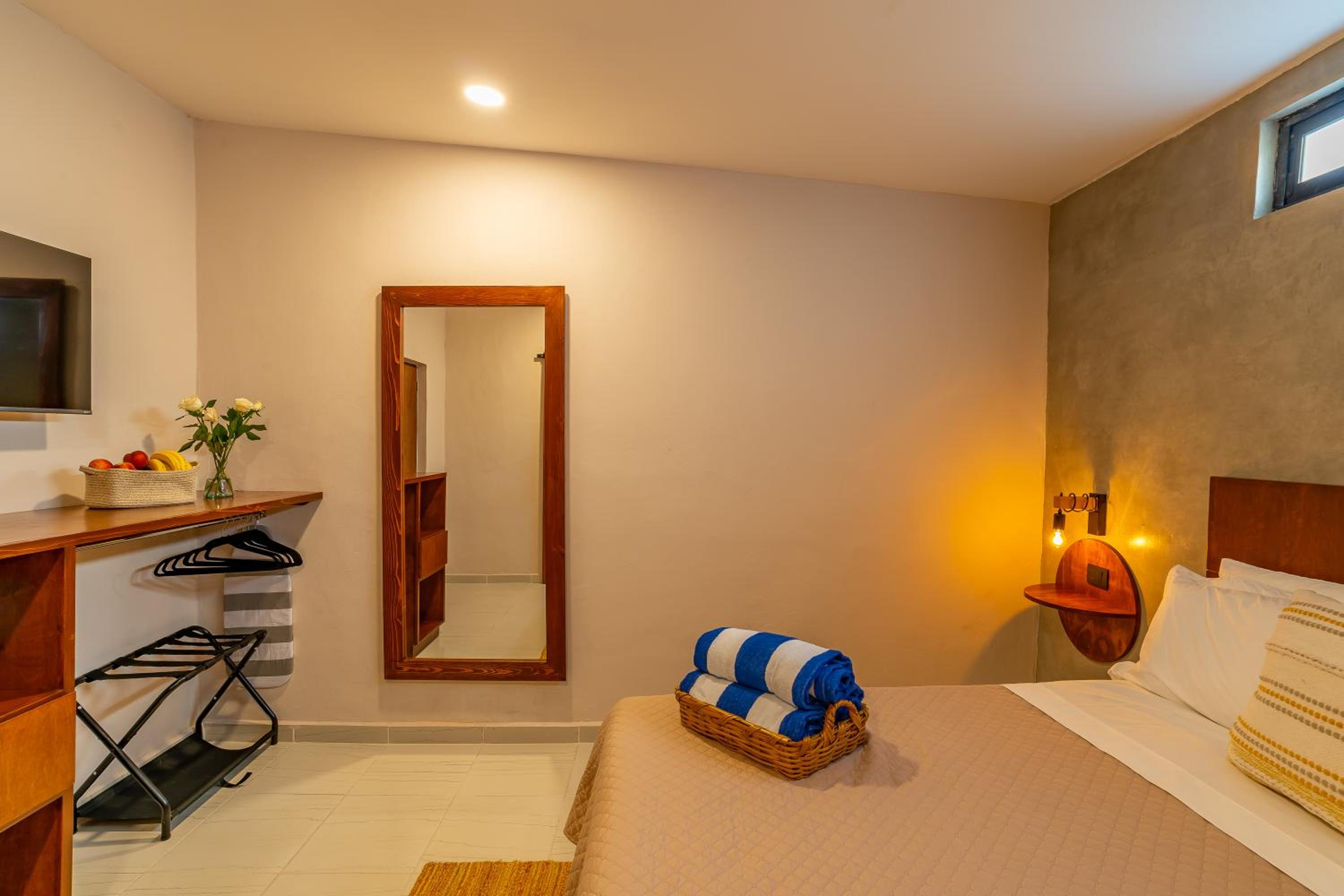 Deluxe Room - Photo 9