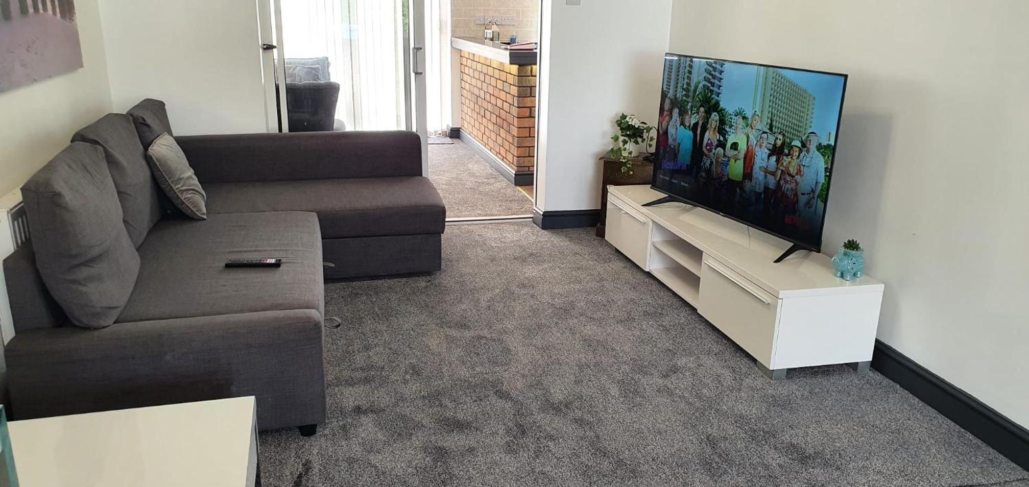 Five-Bedroom House photo 1