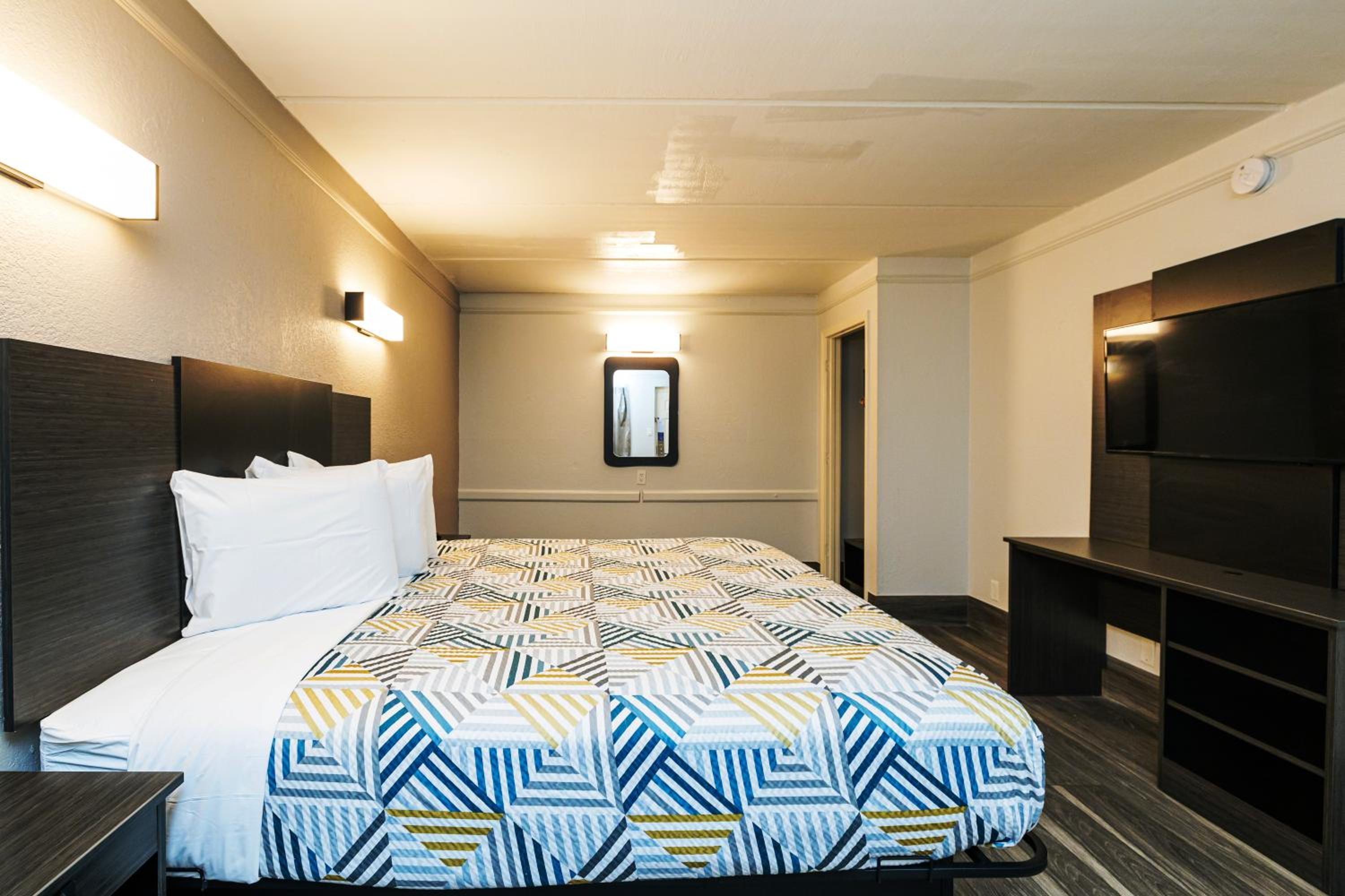1 King Bed | Smoking - Photo 2