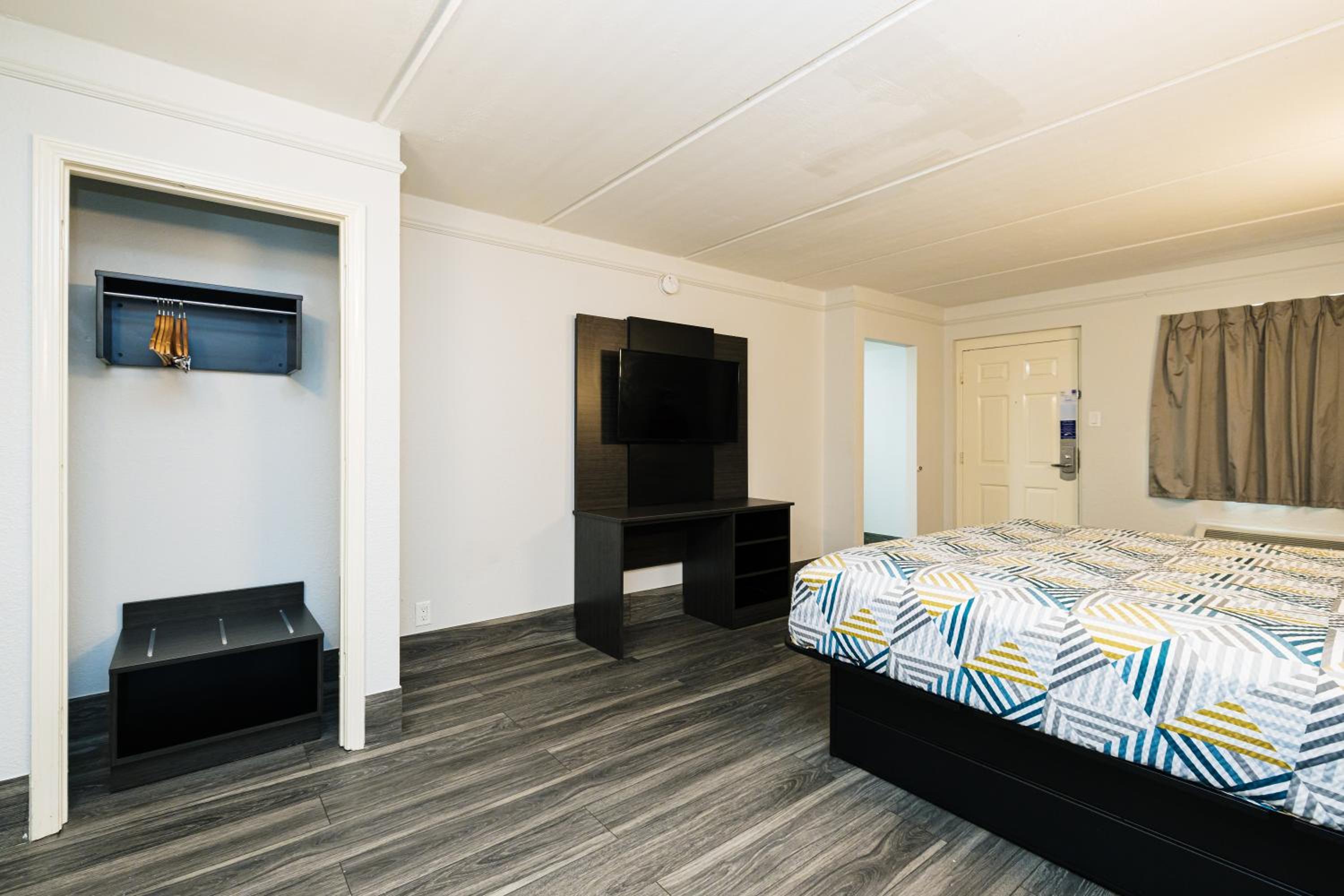1 King Bed | Micfridge - Photo 4