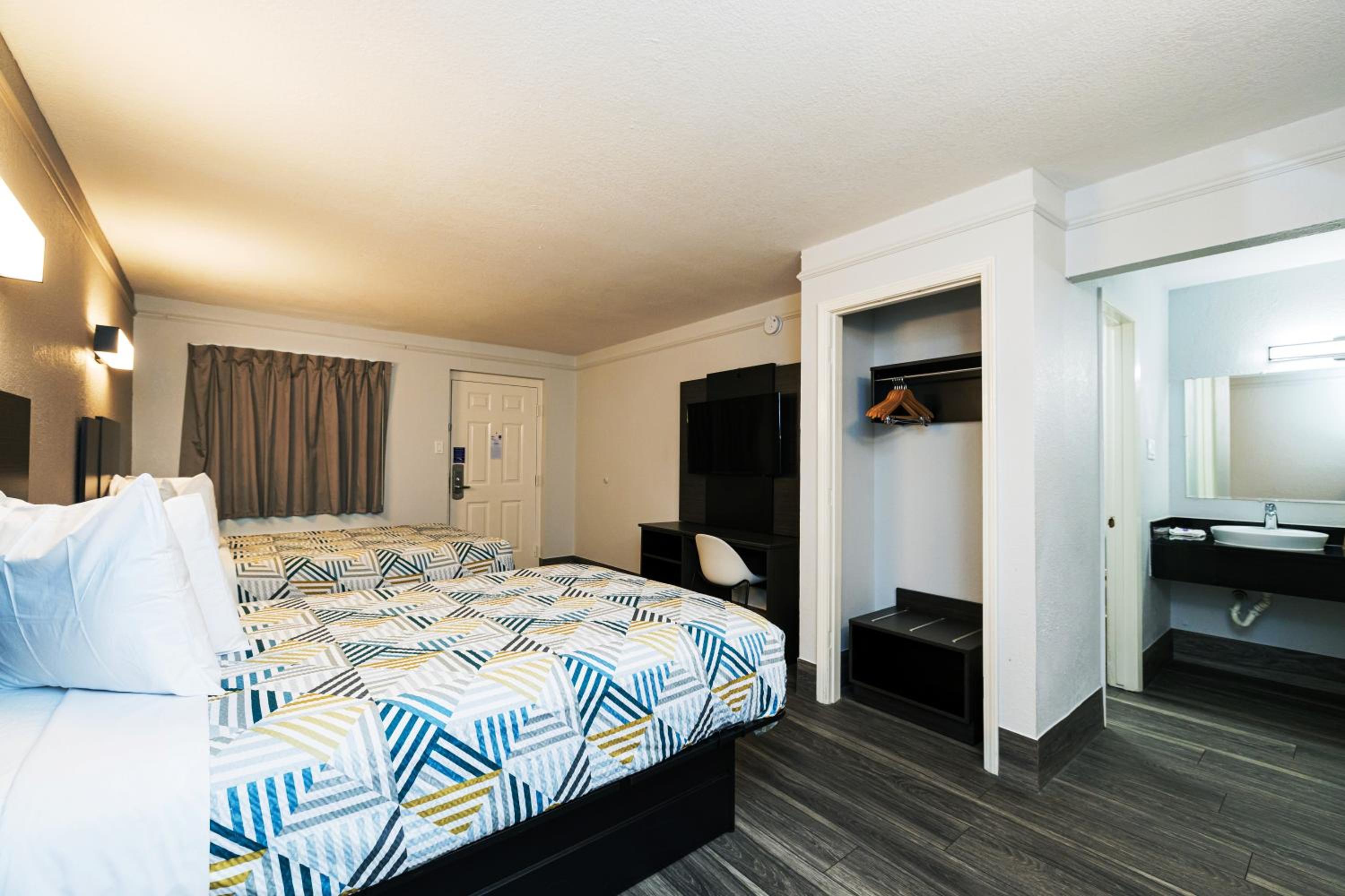 2 Full Beds | Micfridge - Photo 3