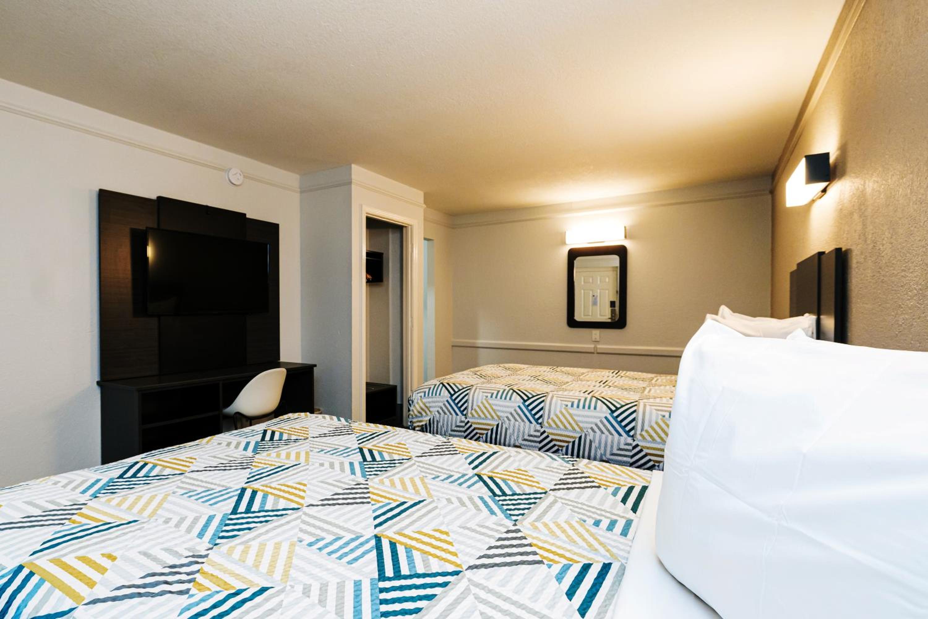 2 Full Beds | Smoking - Photo 1