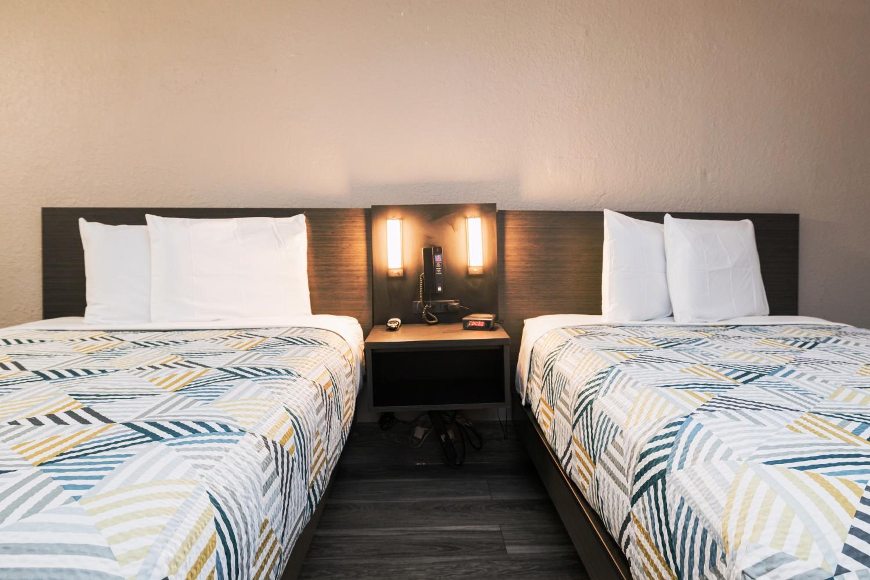 2 Full Beds | ADA/Roll-In Shower, Smoking photo 3