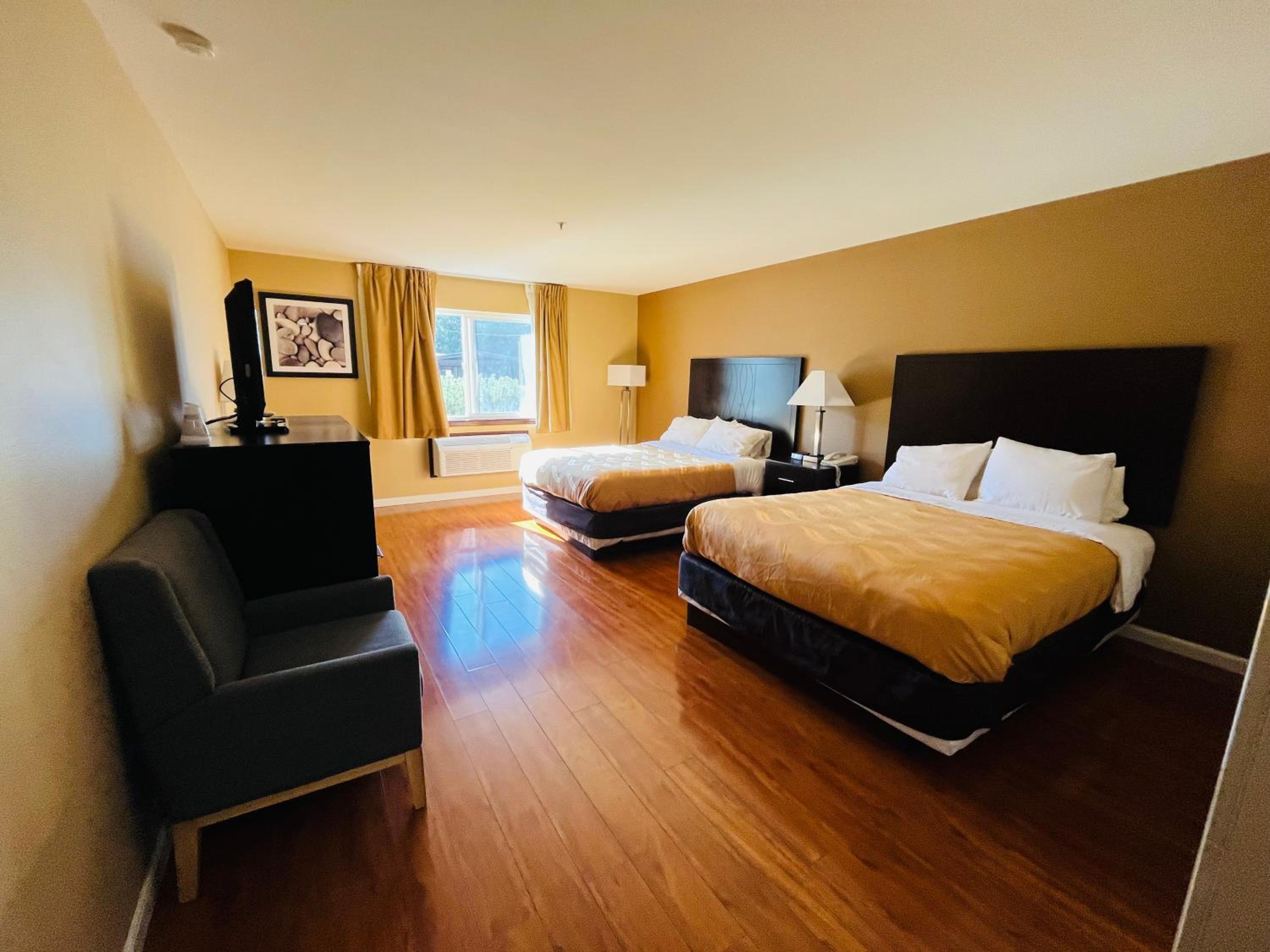 Queen Room with Two Queen Beds - Non-Smoking - Photo 5