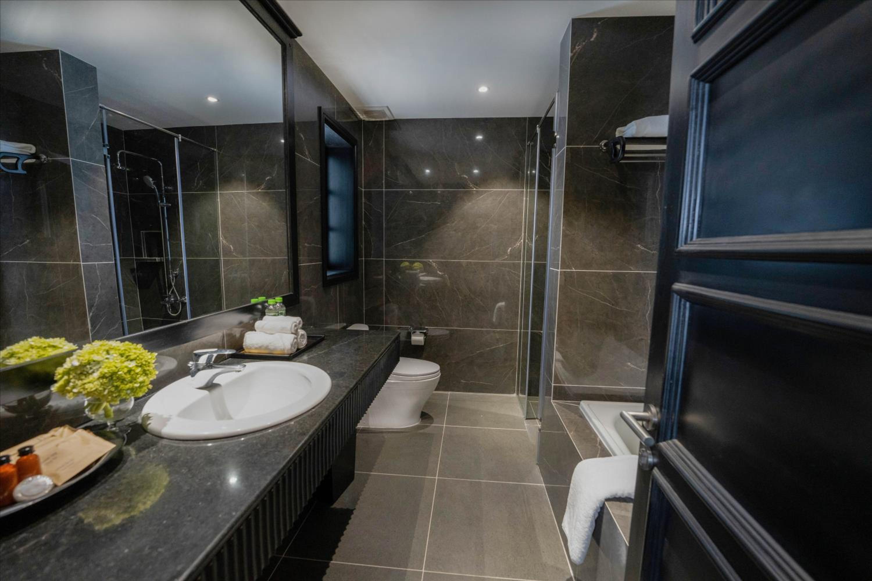 King Suite with Ocean View photo 3