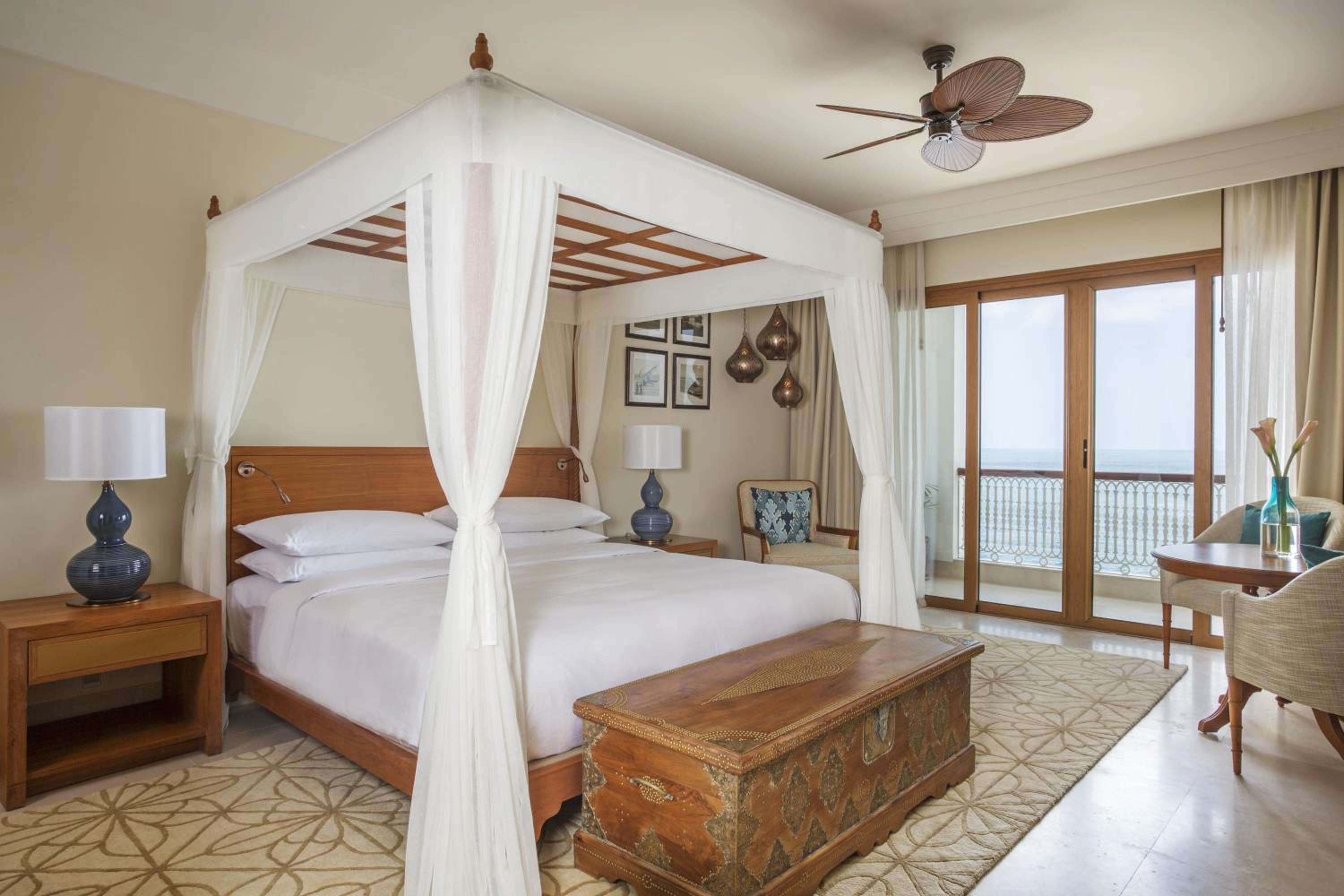 Deluxe King Room with Balcony photo 3