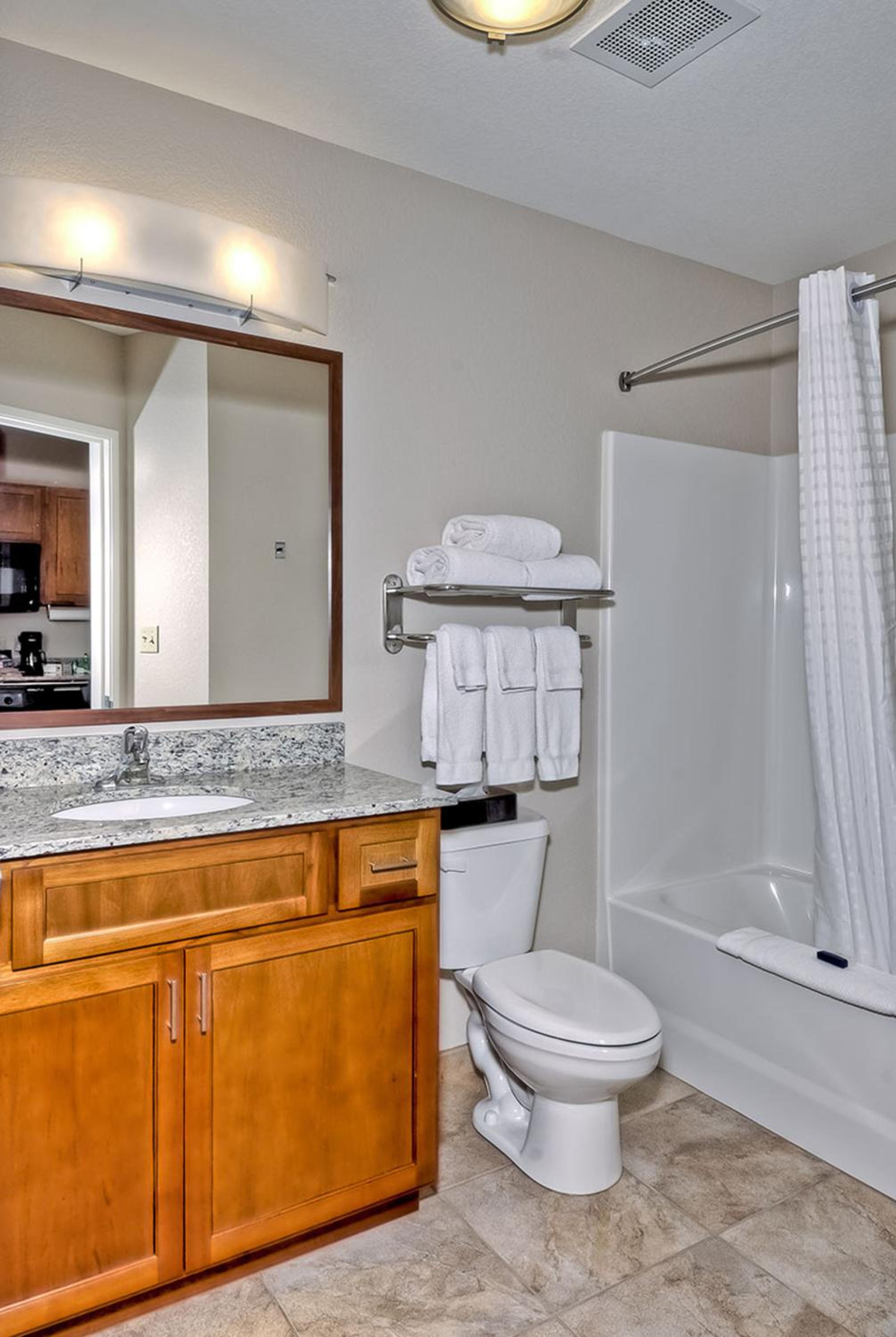 Queen Studio Suite - Photo 3